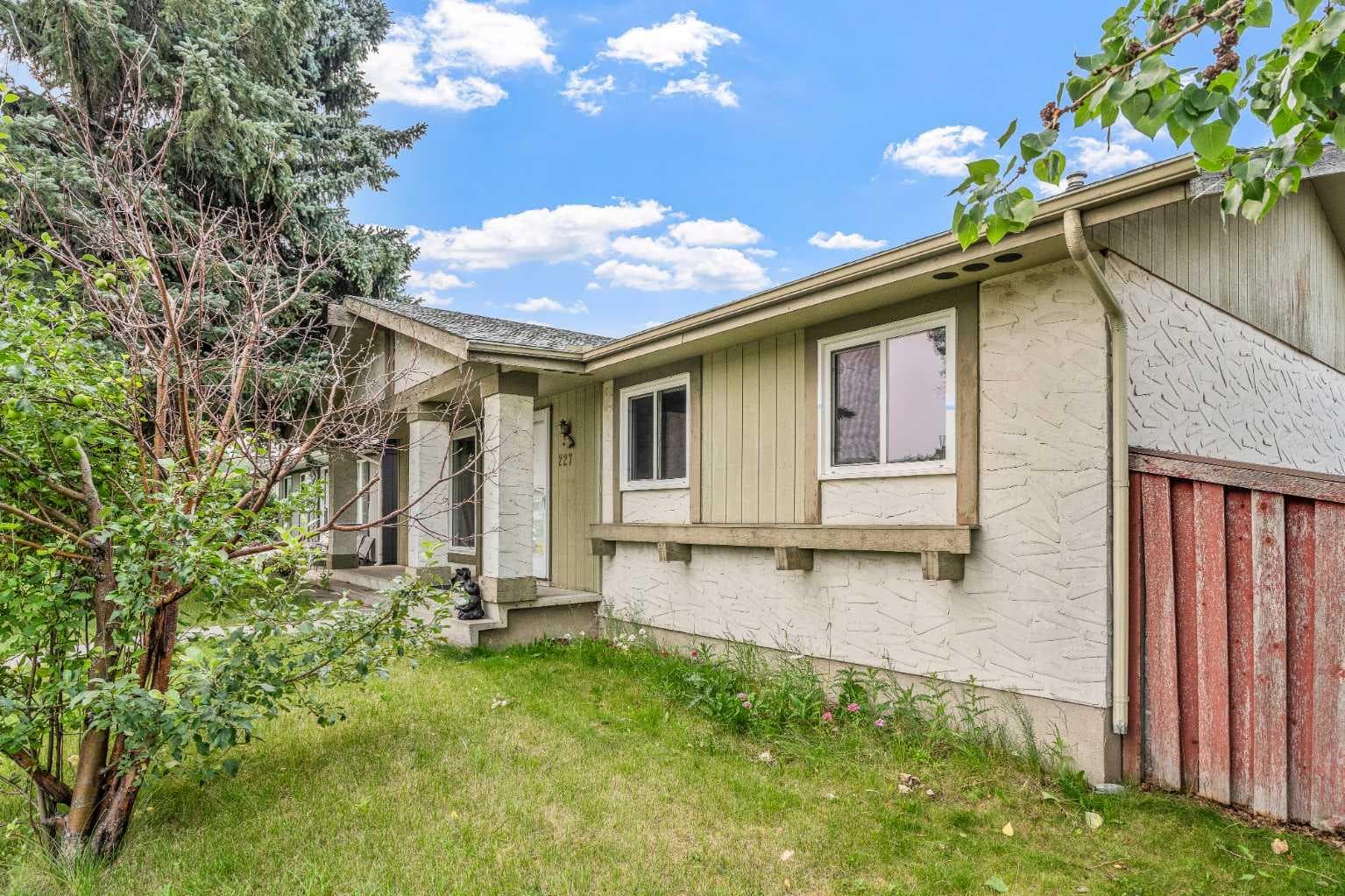 227 Manora Crescent NE