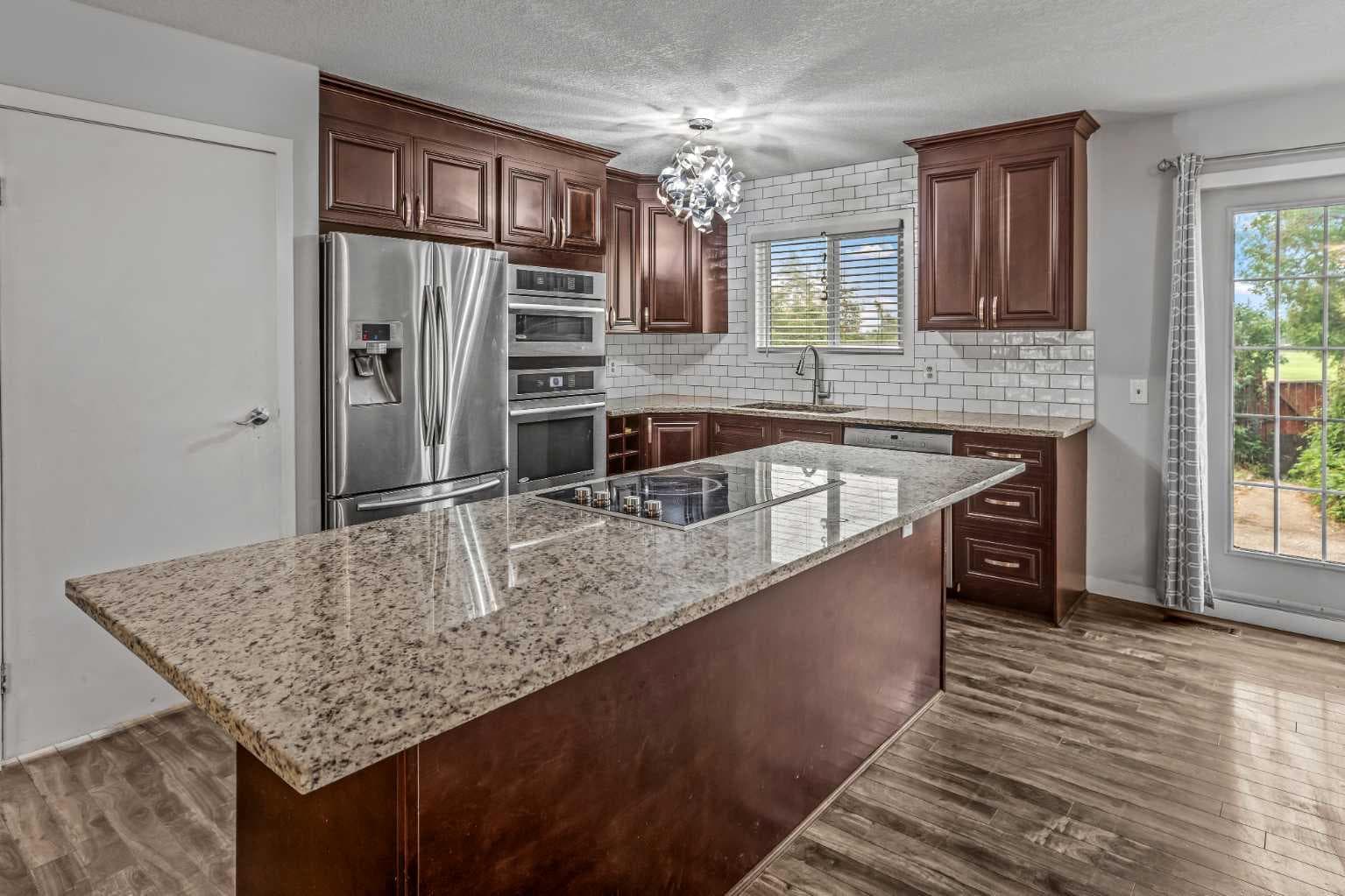 227 Manora Crescent NE