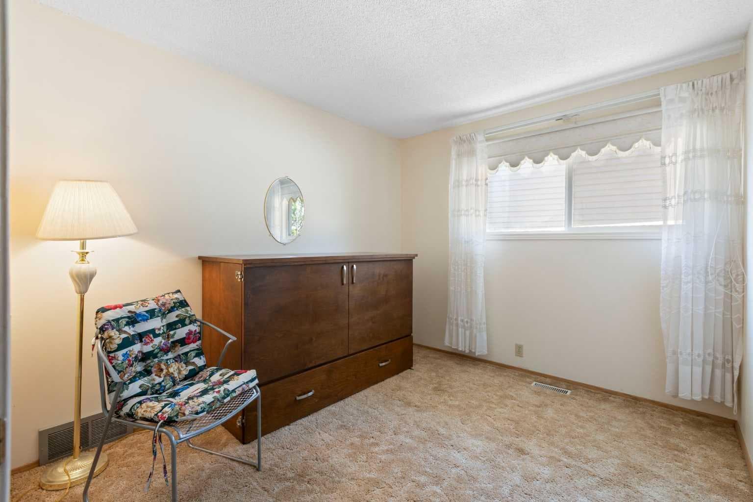 243 Radcliffe Place SE