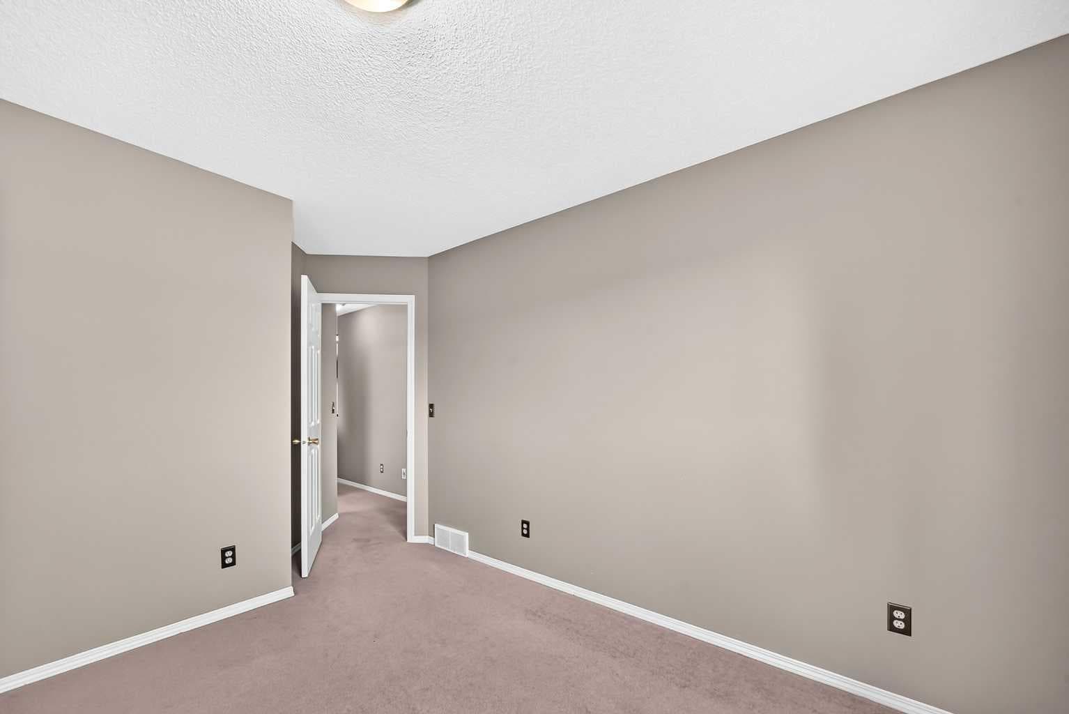 163 Valley Crest Close NW