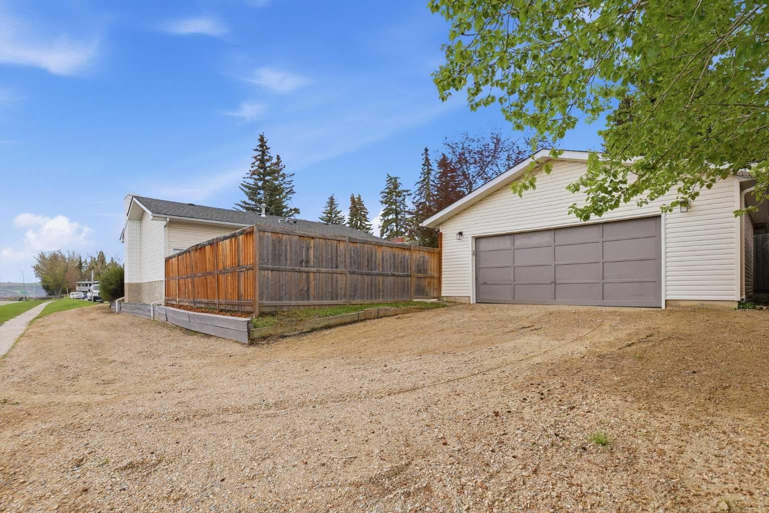 5439 Dalrymple Crescent NW