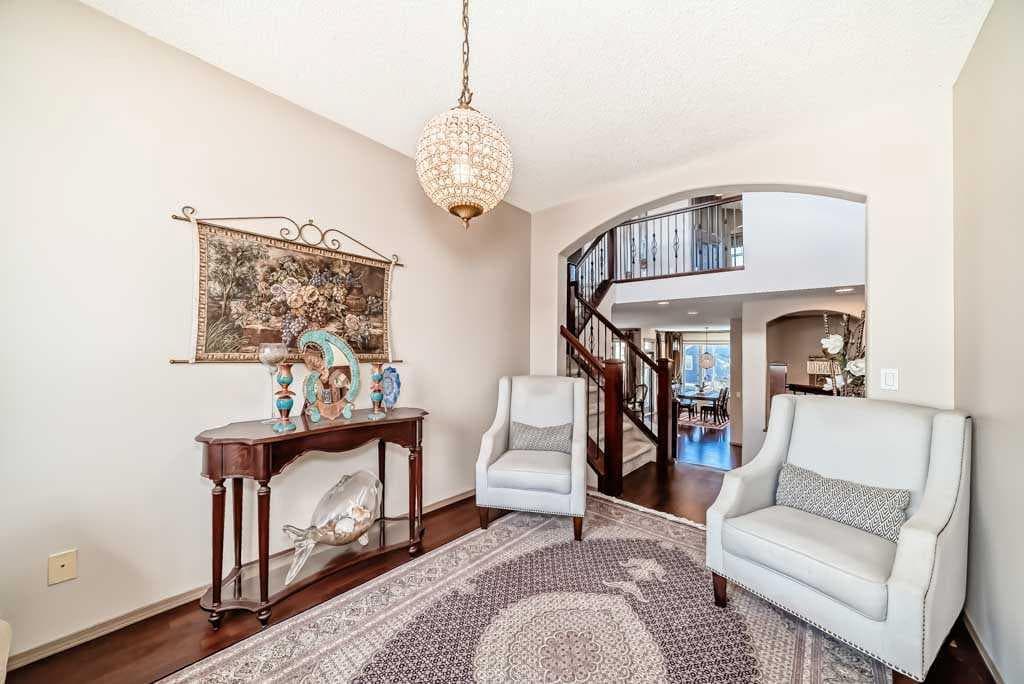 40 Cougar Ridge Heights SW