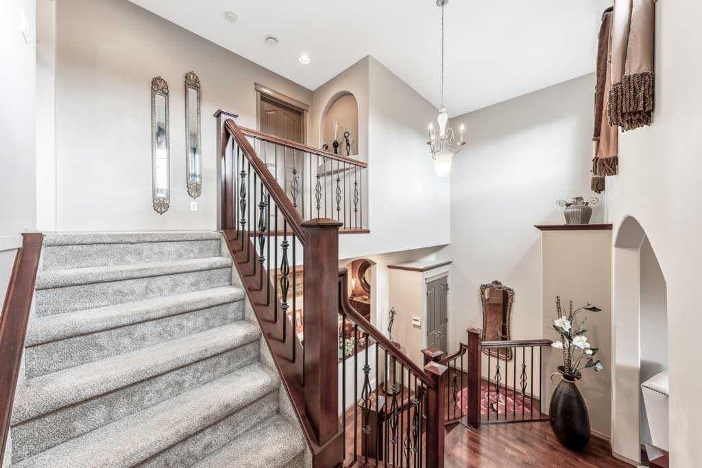 40 Cougar Ridge Heights SW