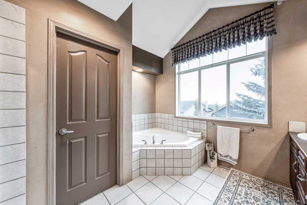 40 Cougar Ridge Heights SW
