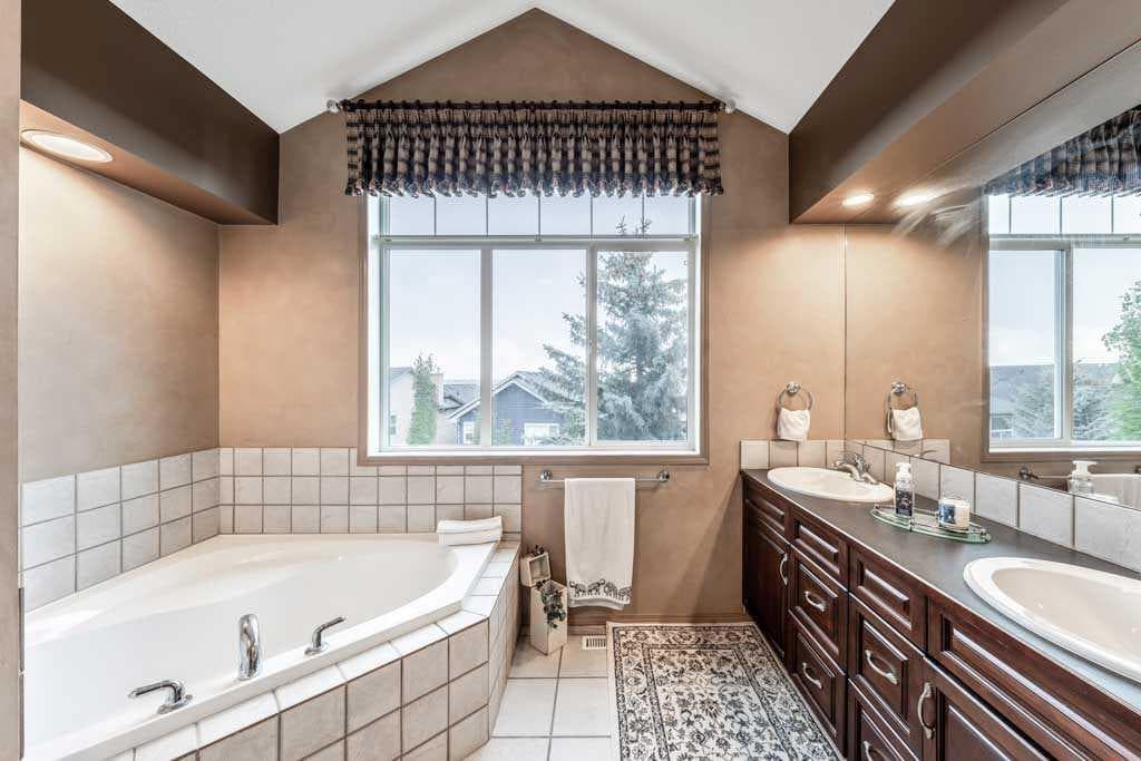 40 Cougar Ridge Heights SW