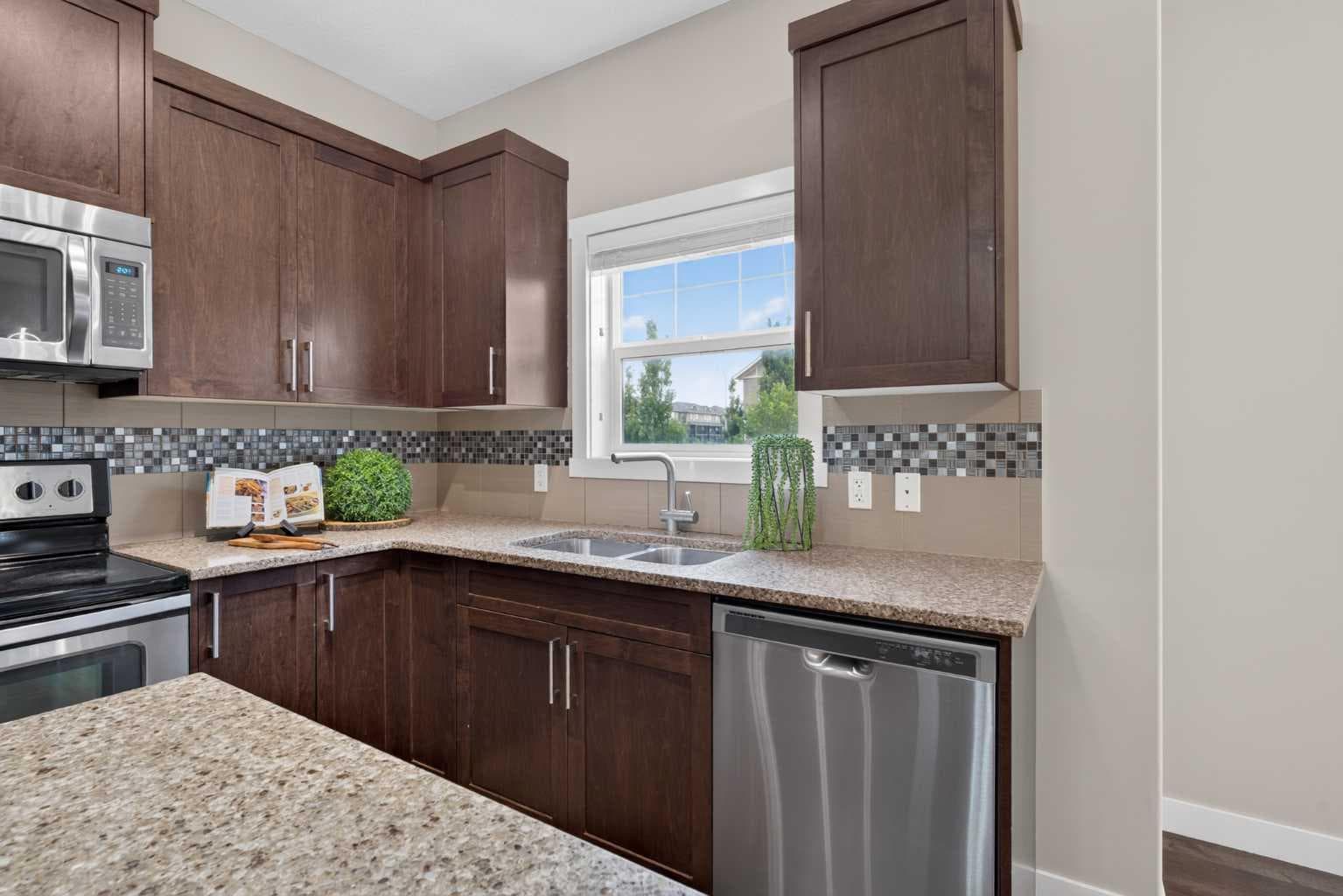 558 Evanston Manor NW