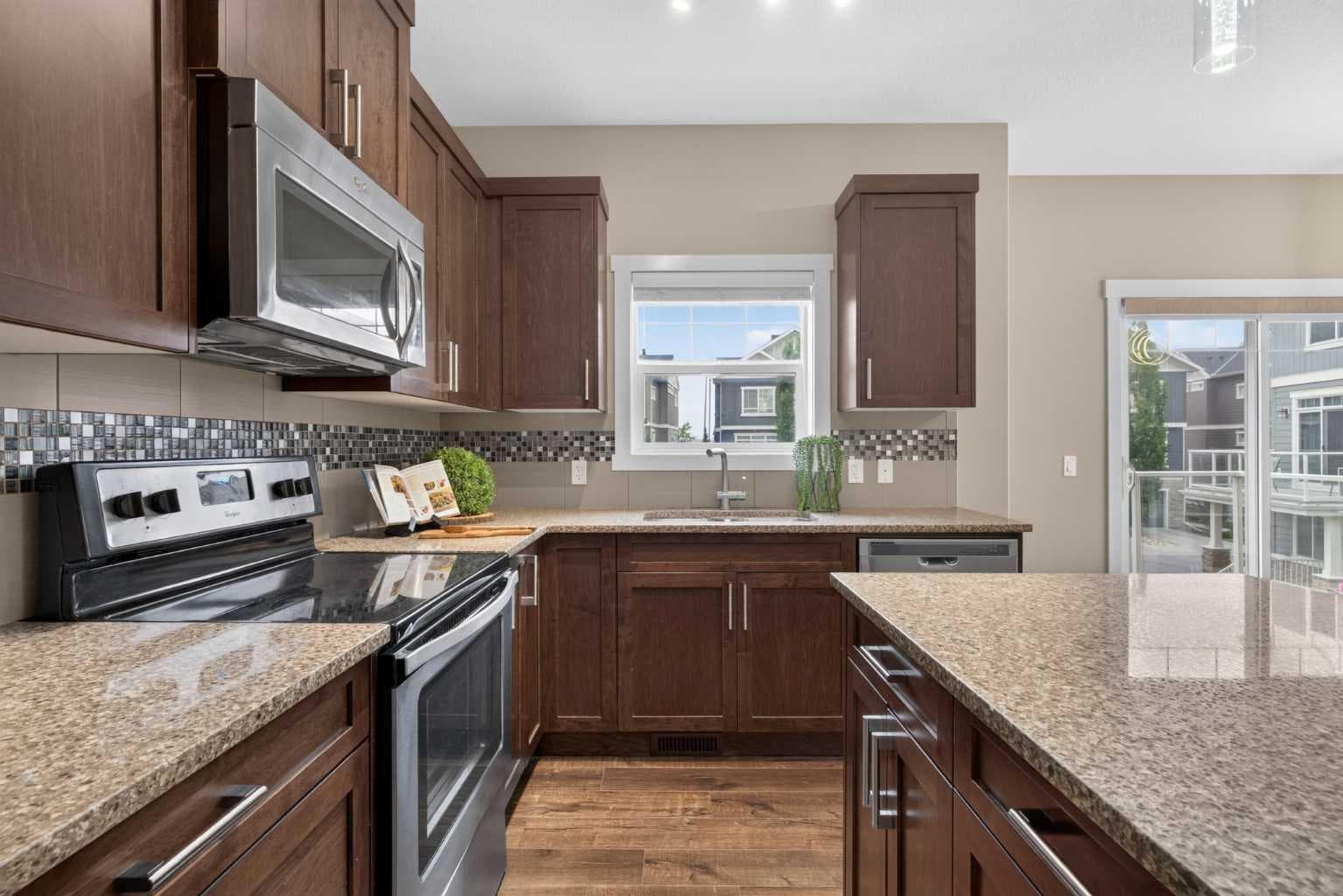 558 Evanston Manor NW