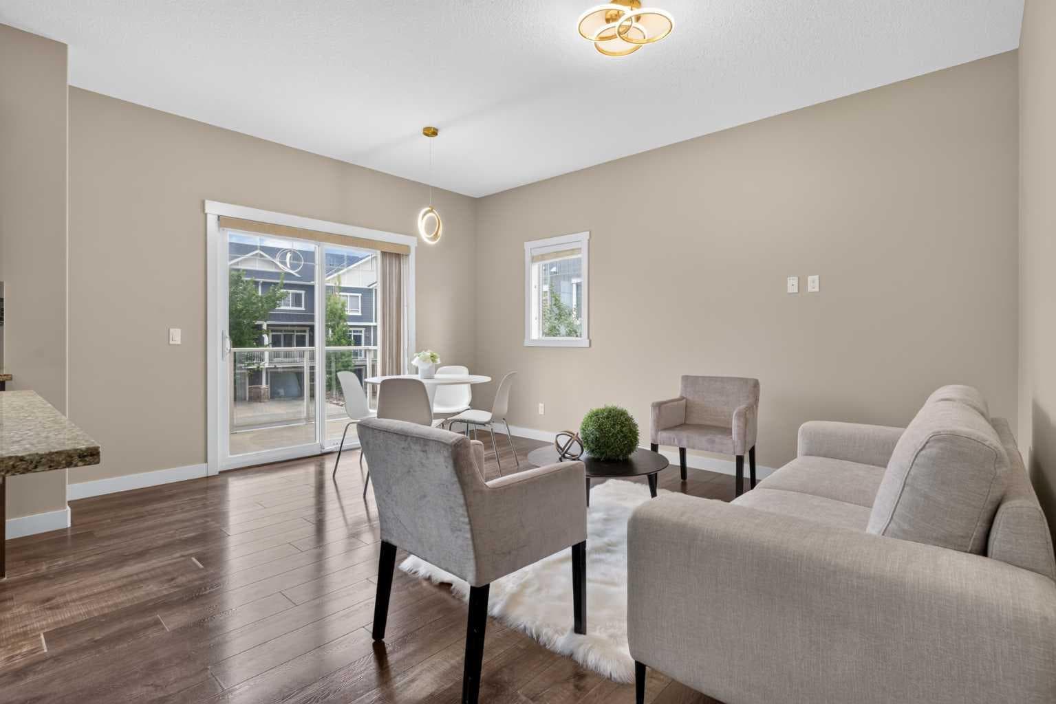 558 Evanston Manor NW