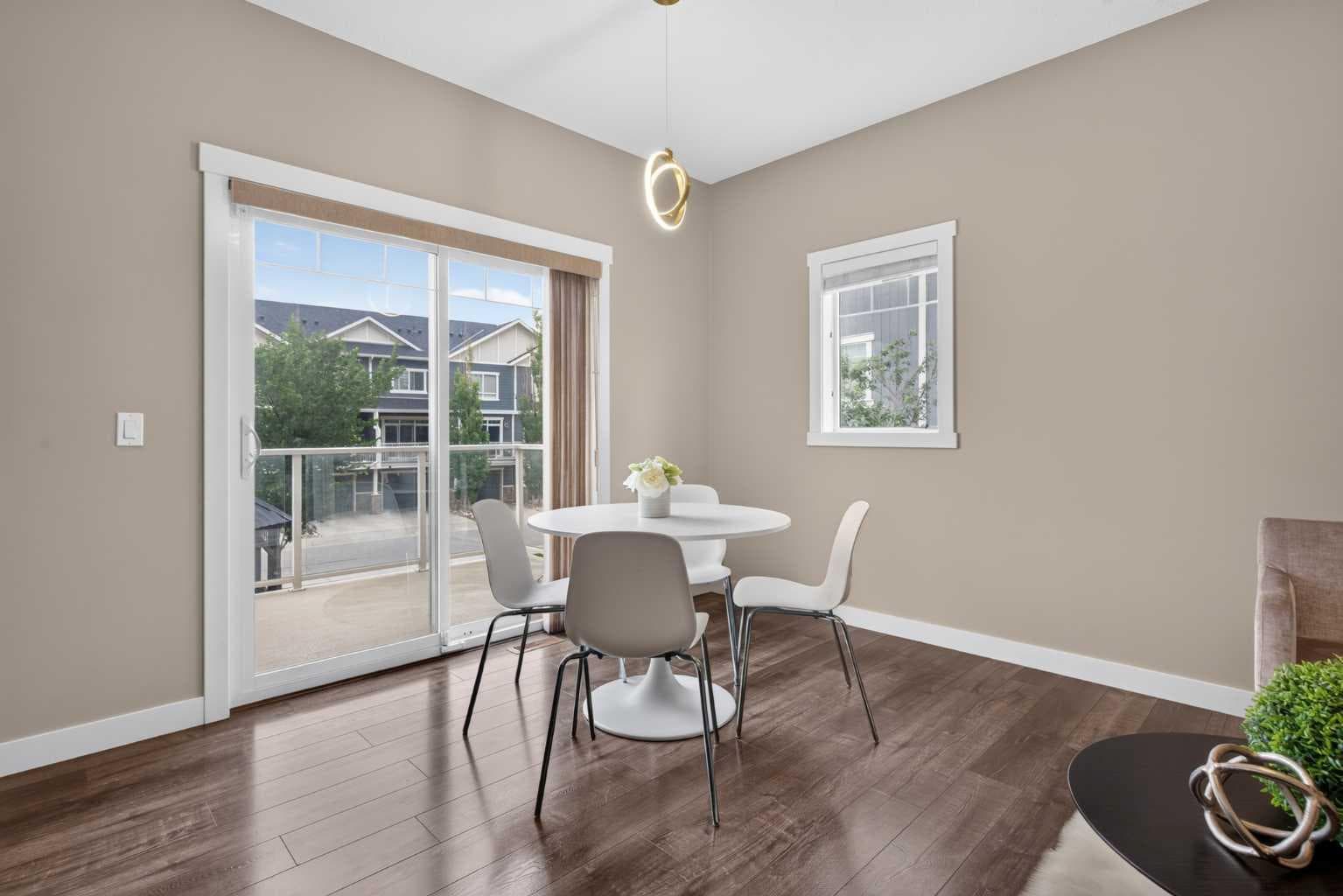 558 Evanston Manor NW