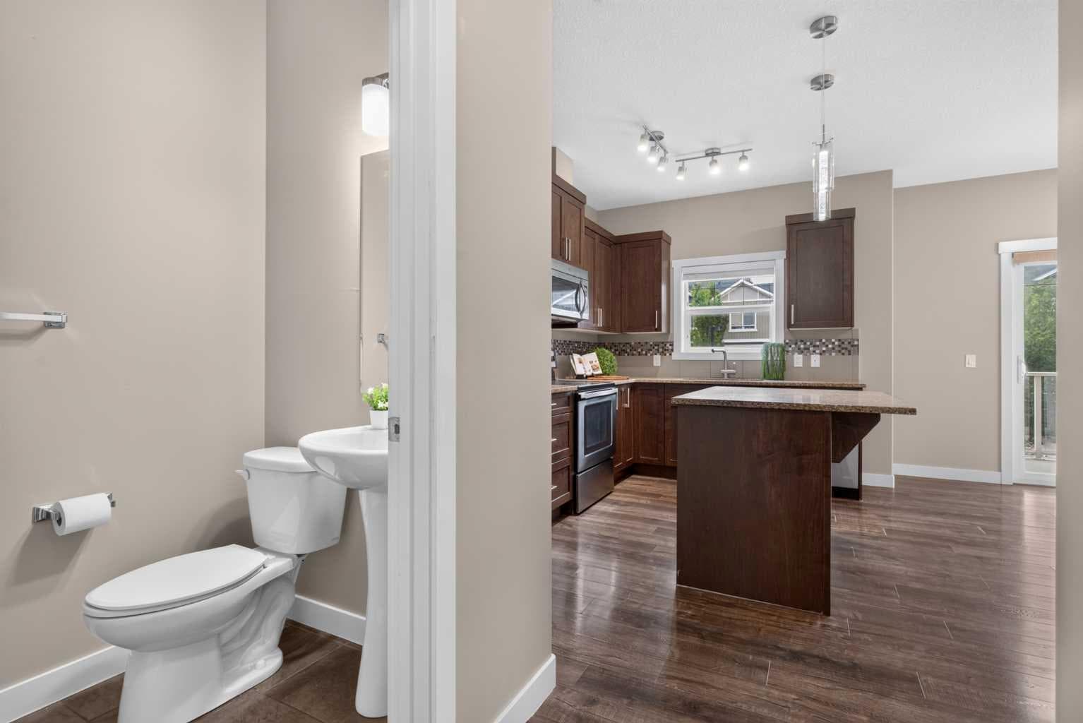558 Evanston Manor NW