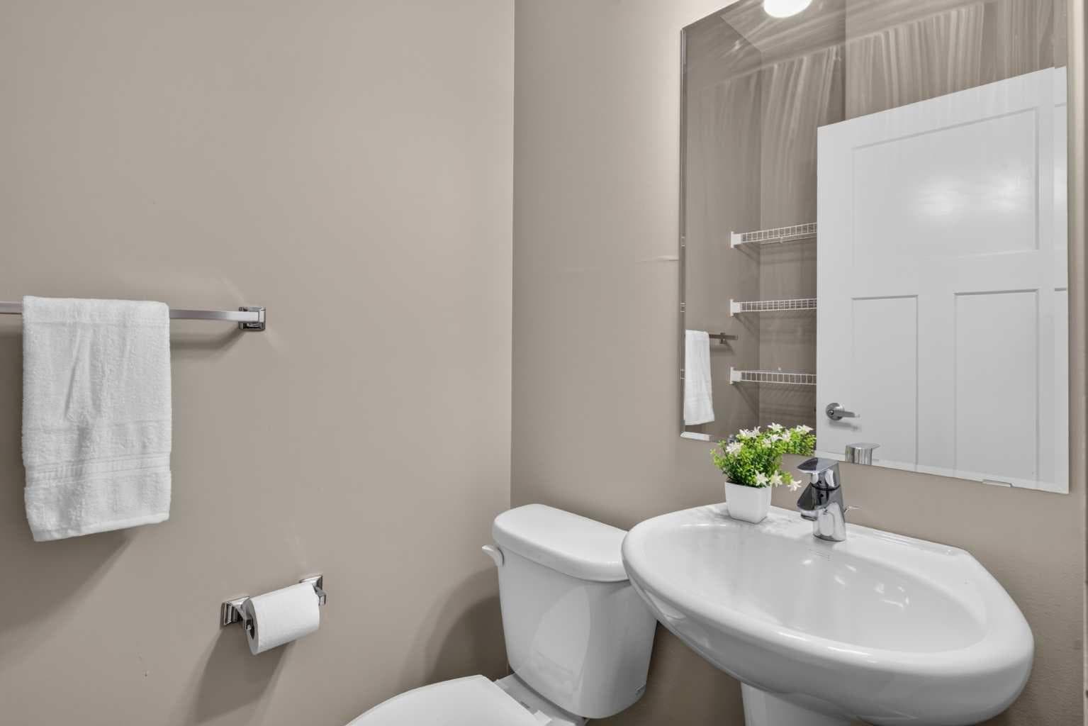 558 Evanston Manor NW