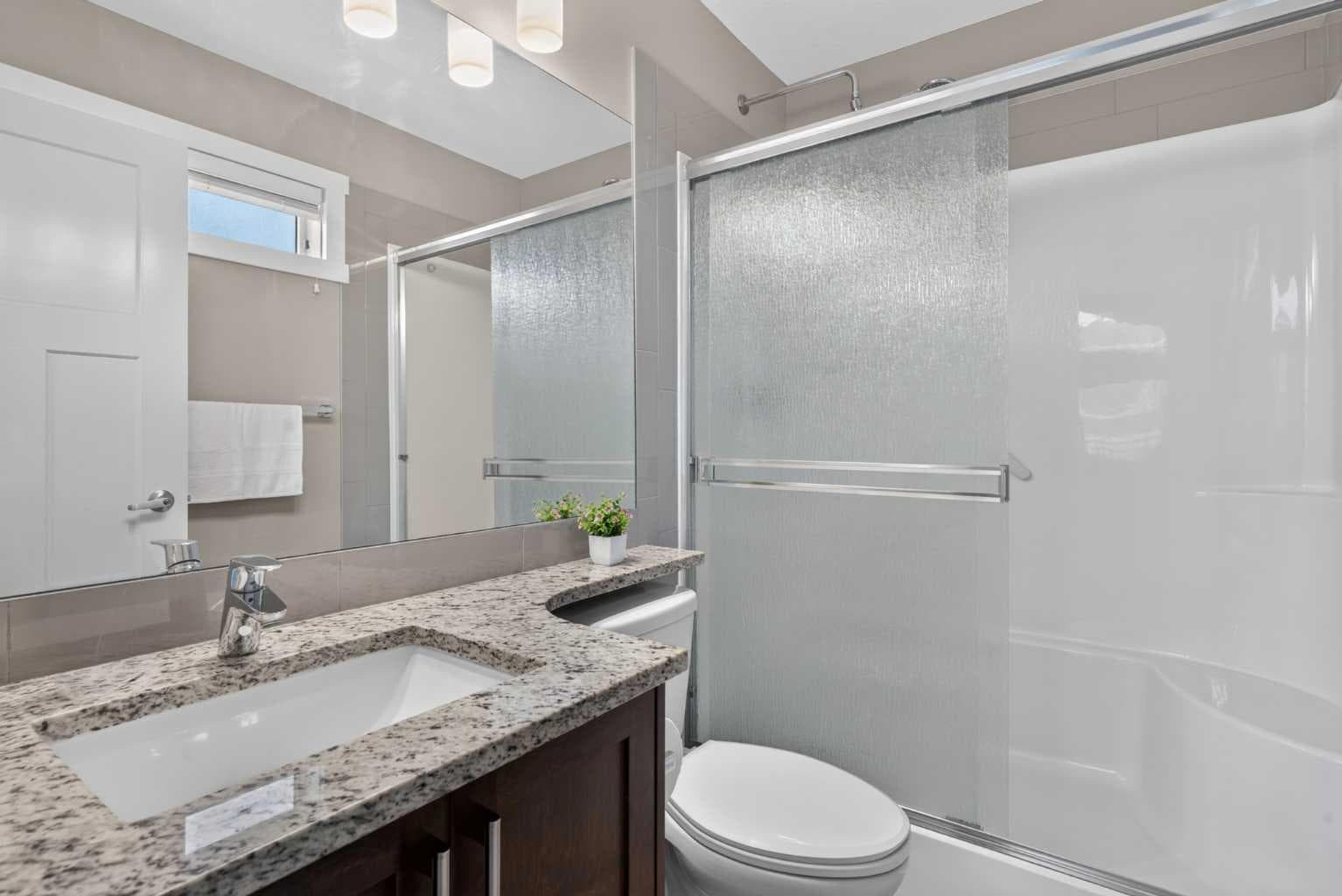 558 Evanston Manor NW