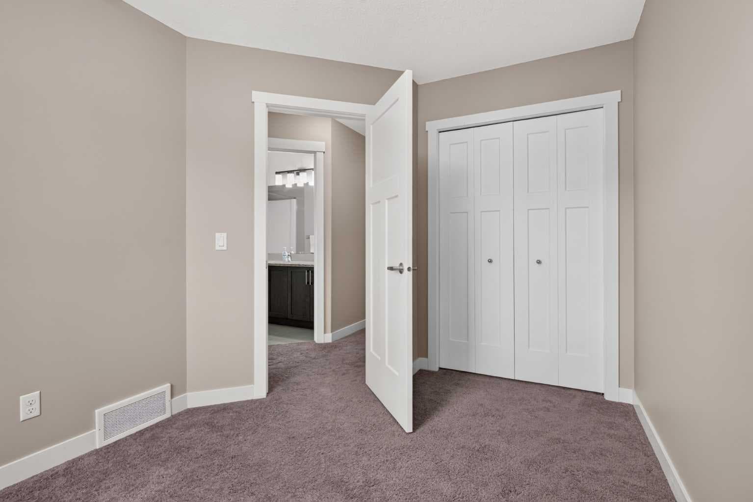 558 Evanston Manor NW