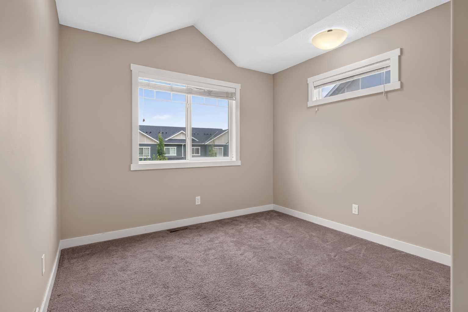 558 Evanston Manor NW