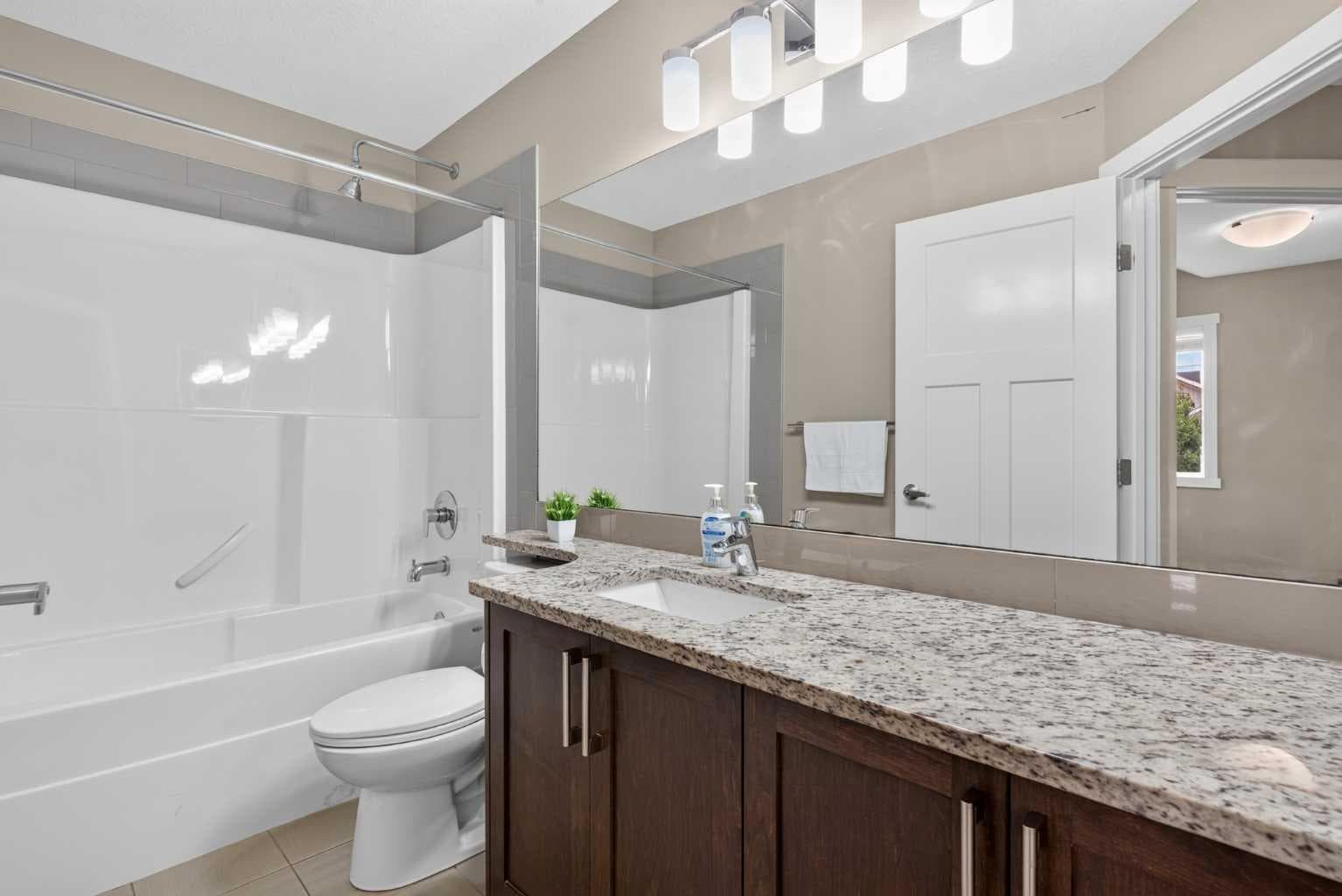 558 Evanston Manor NW