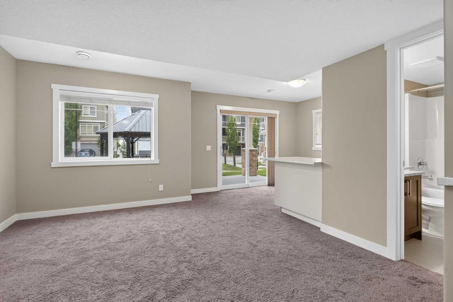 558 Evanston Manor NW