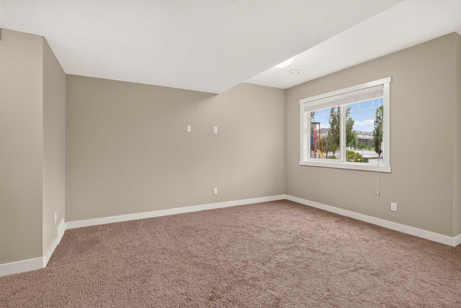 558 Evanston Manor NW