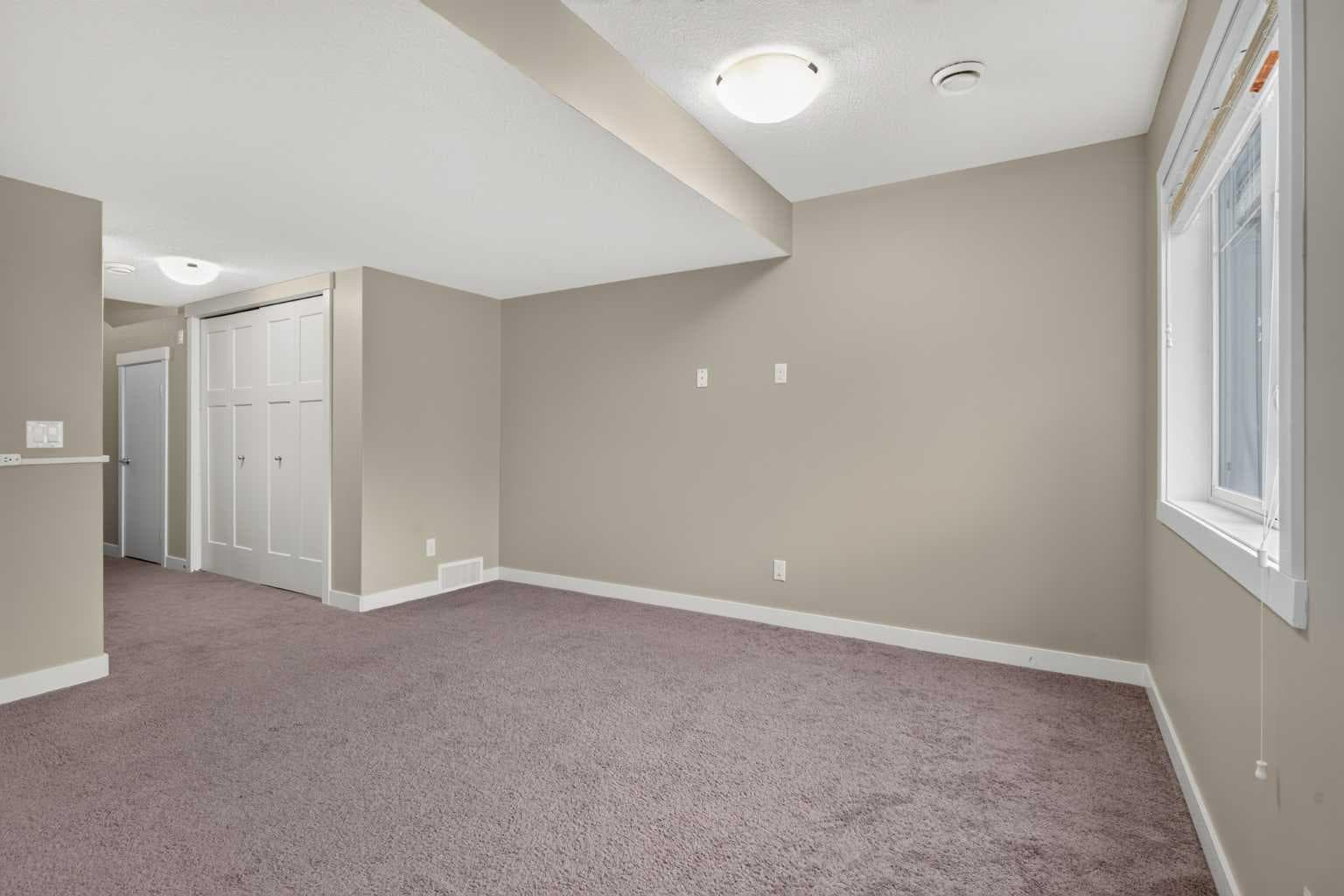 558 Evanston Manor NW