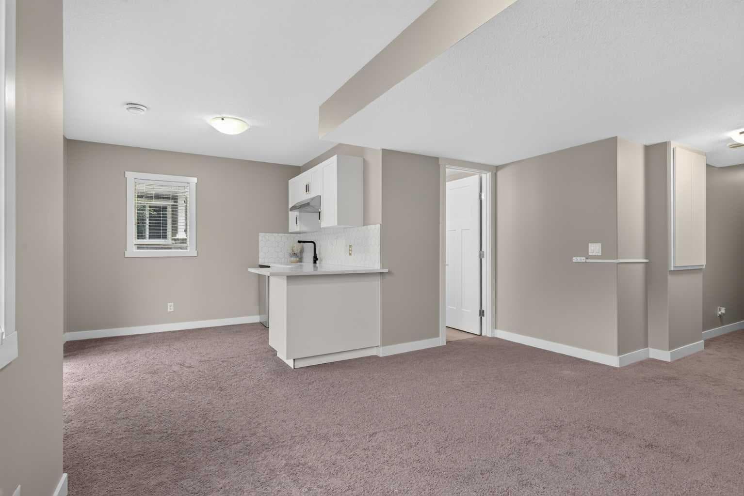 558 Evanston Manor NW