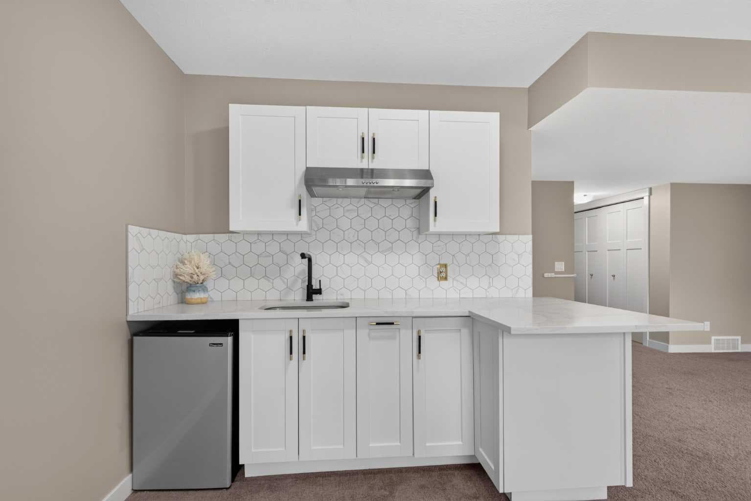 558 Evanston Manor NW