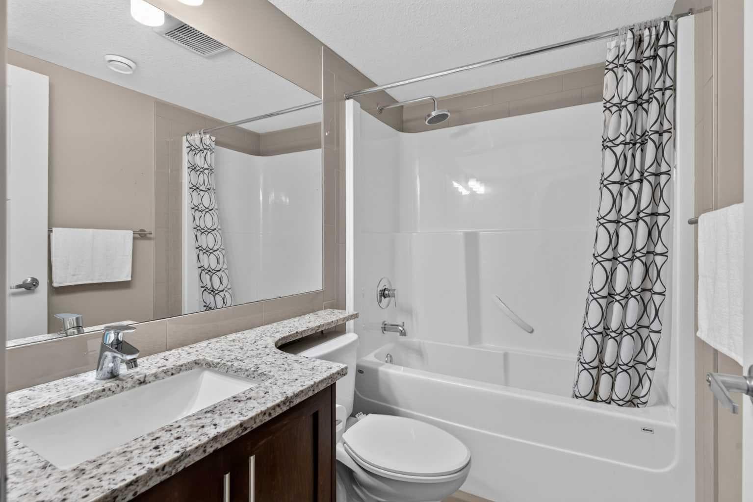 558 Evanston Manor NW
