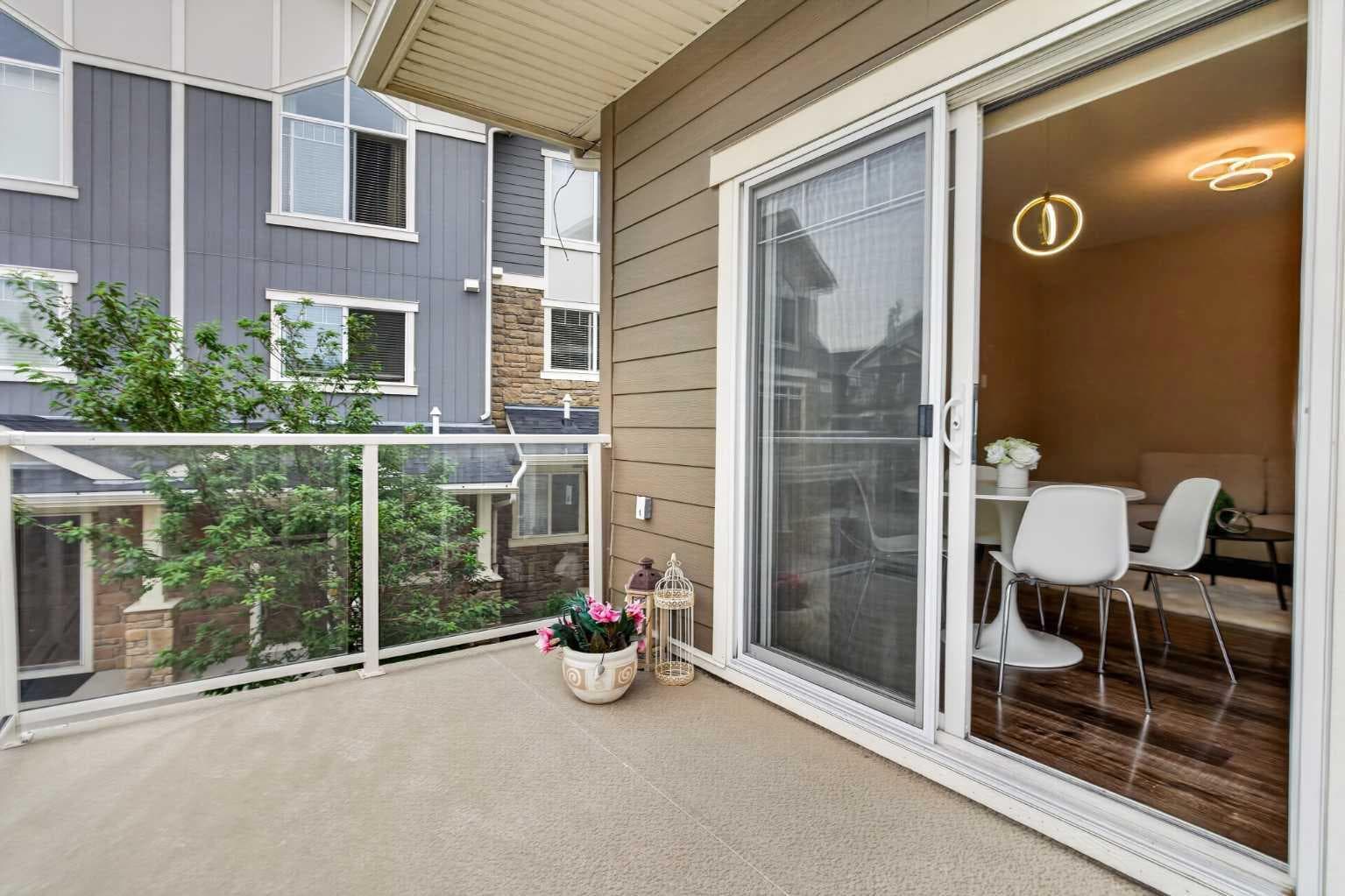 558 Evanston Manor NW