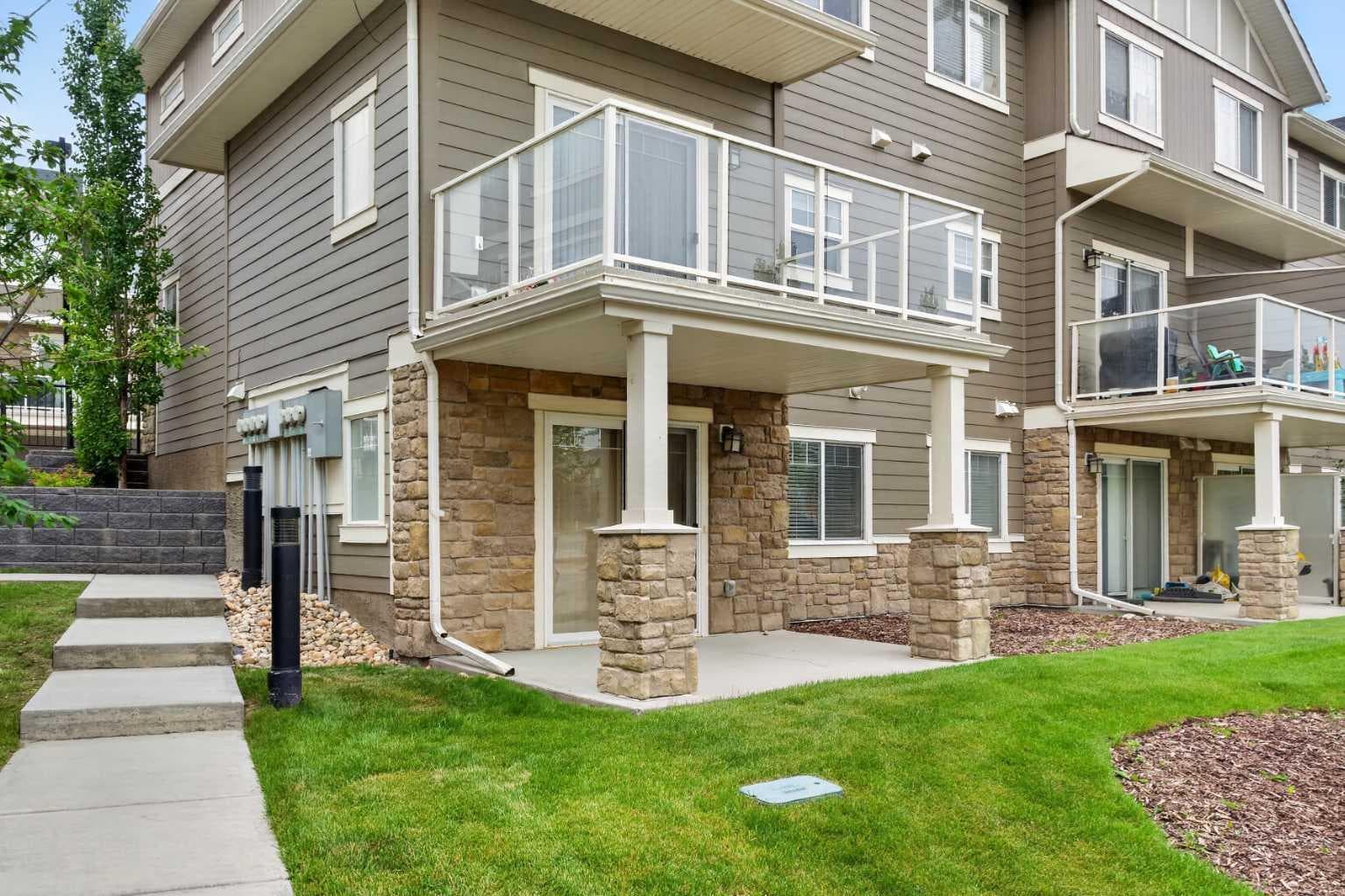 558 Evanston Manor NW