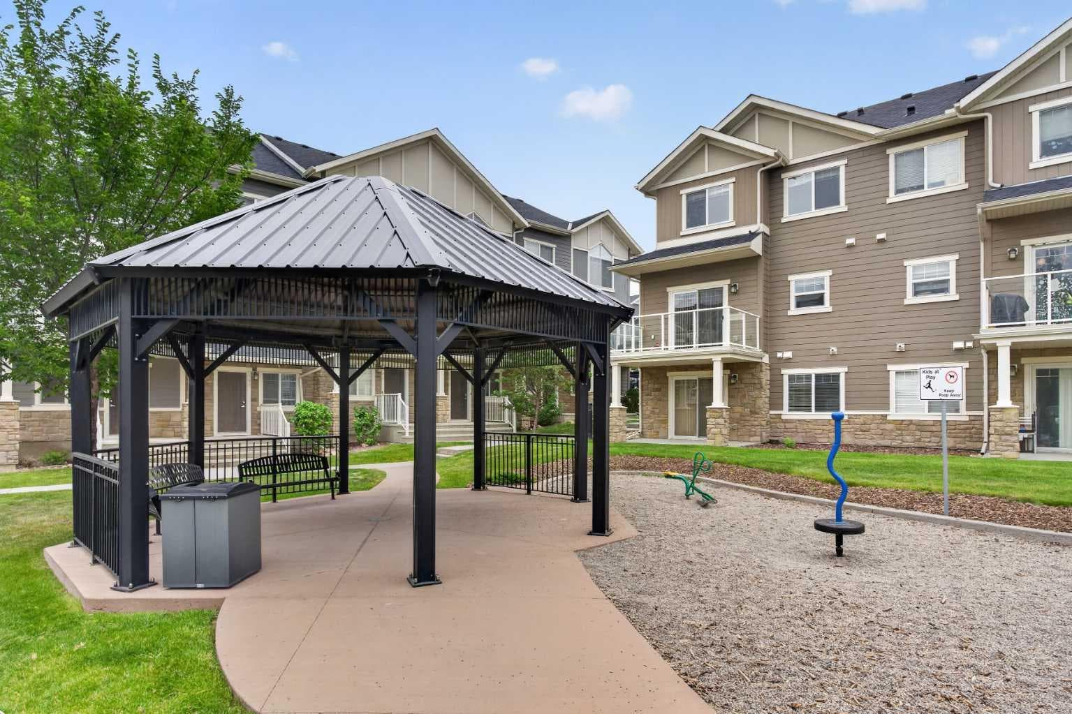 558 Evanston Manor NW