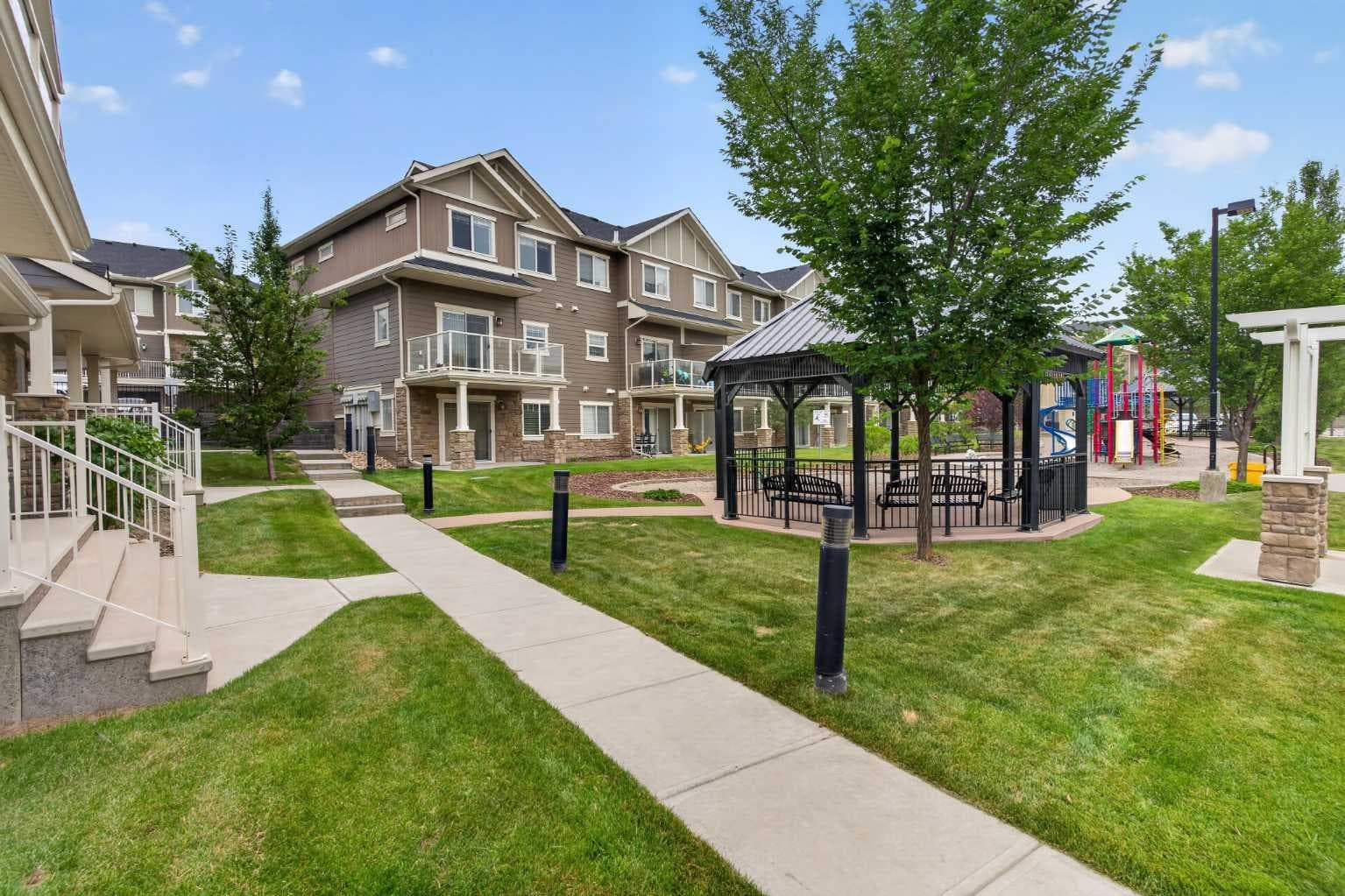 558 Evanston Manor NW