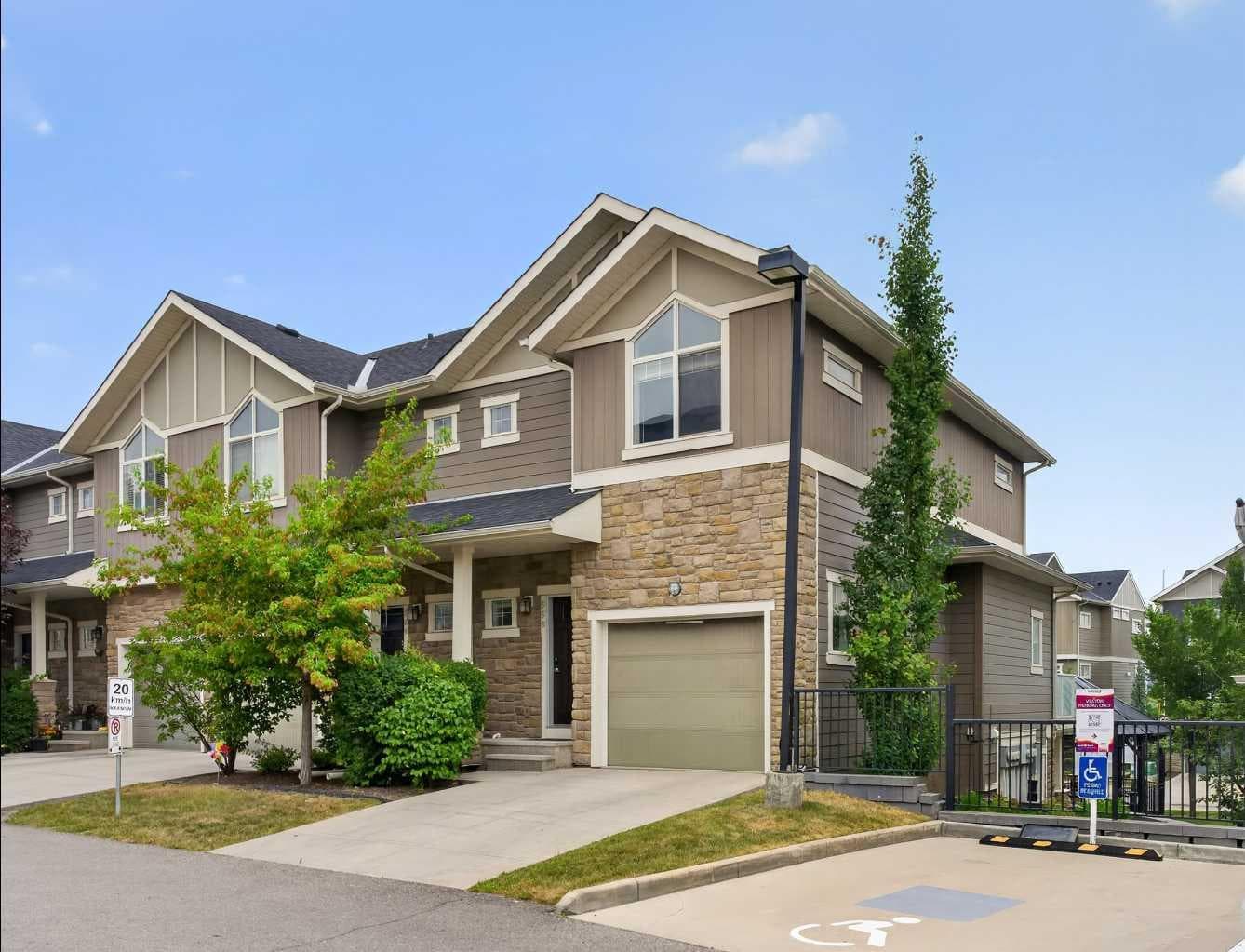 558 Evanston Manor NW