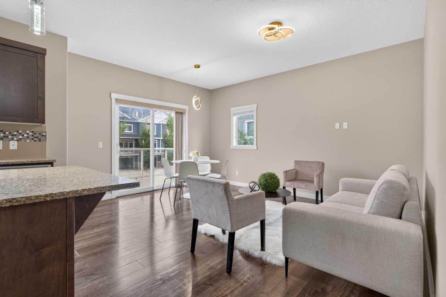 558 Evanston Manor NW