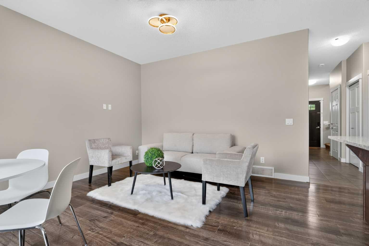 558 Evanston Manor NW