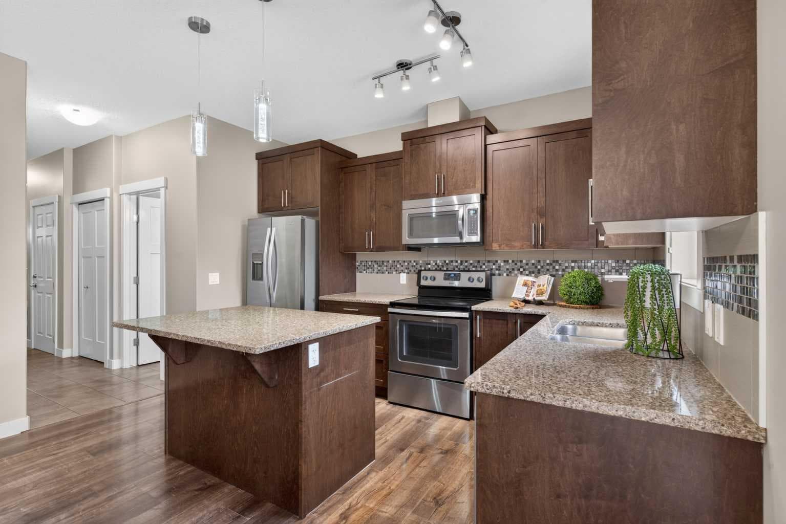 558 Evanston Manor NW