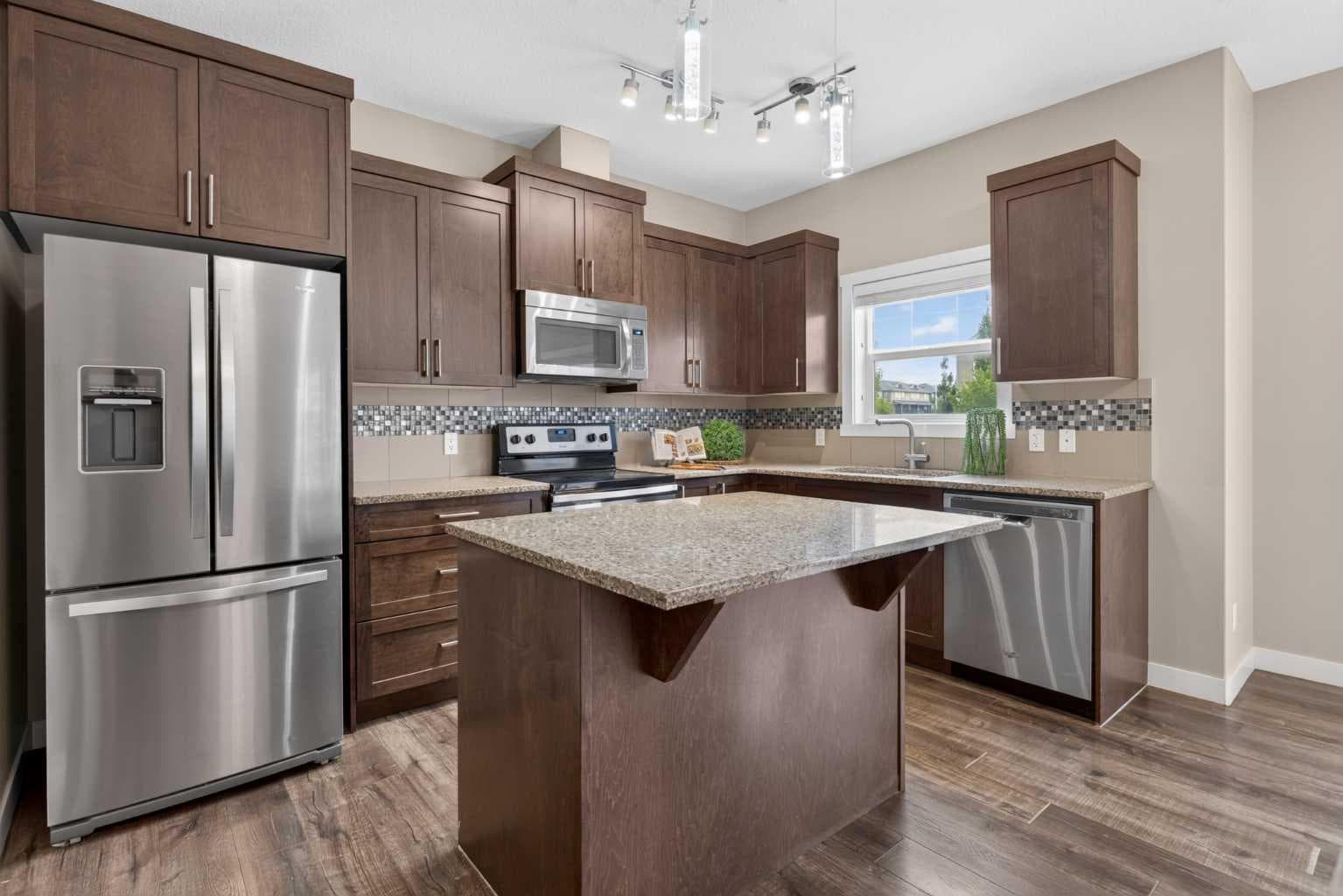 558 Evanston Manor NW