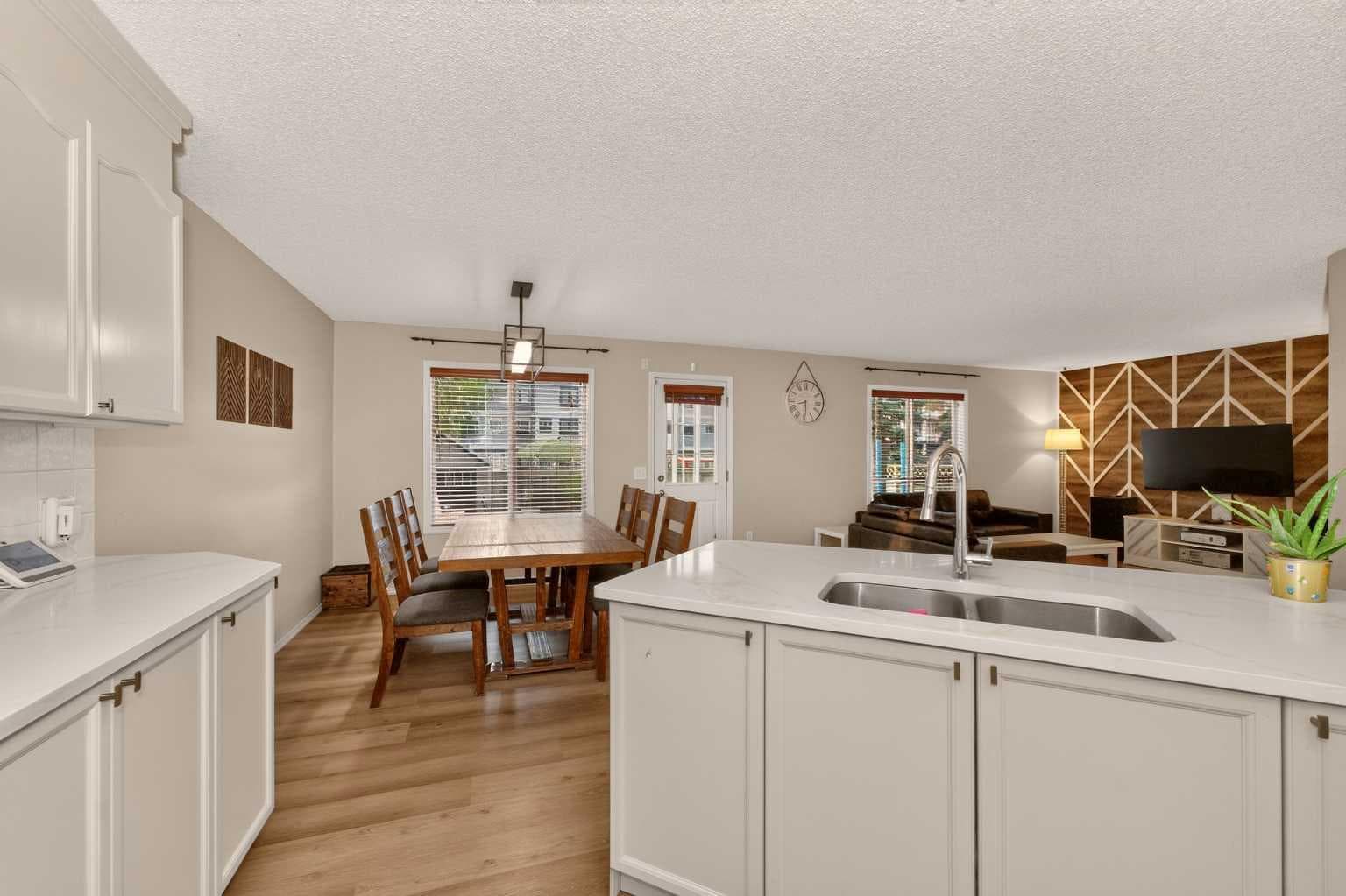 137 Douglas Glen Manor SE