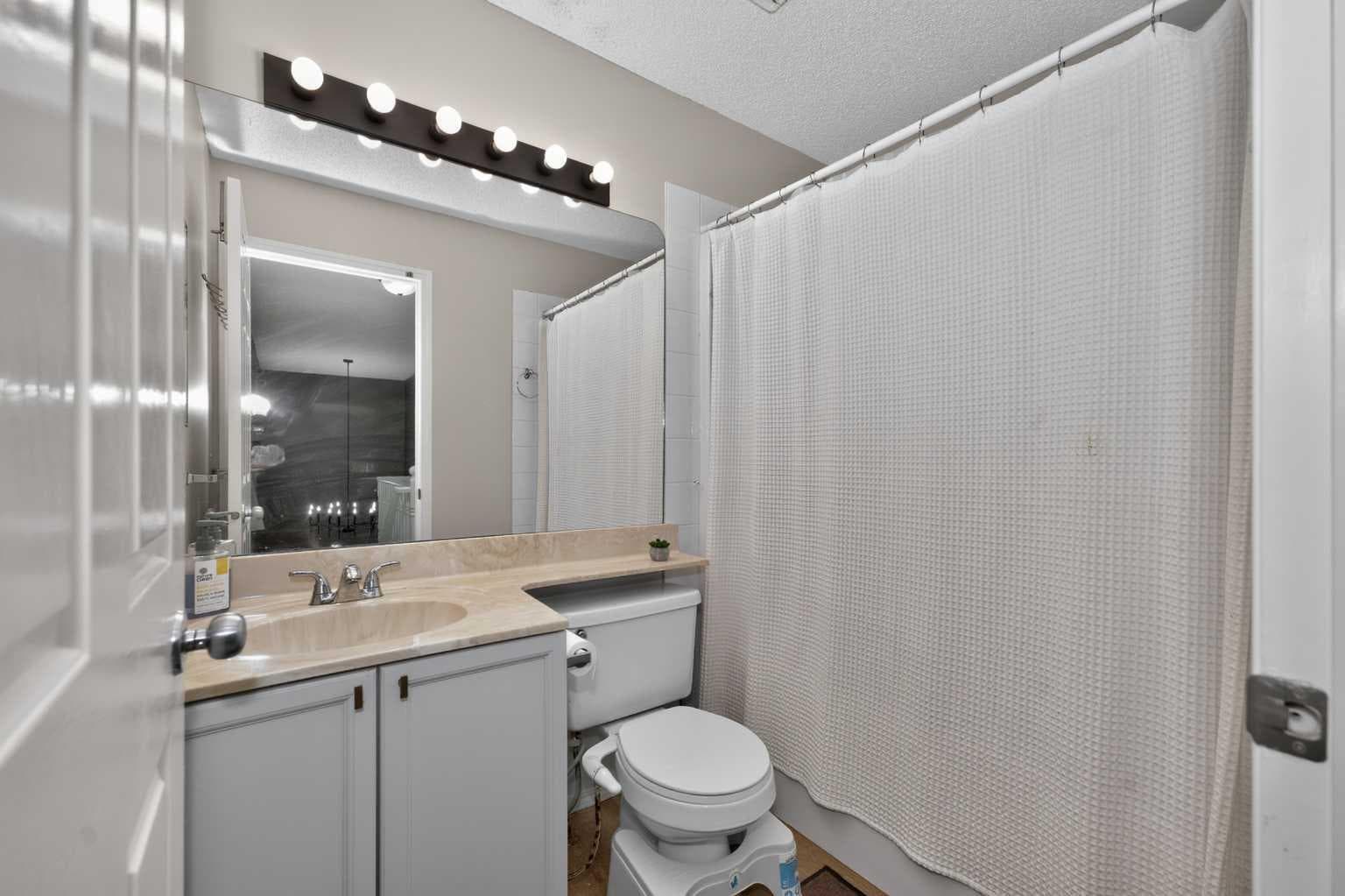 137 Douglas Glen Manor SE