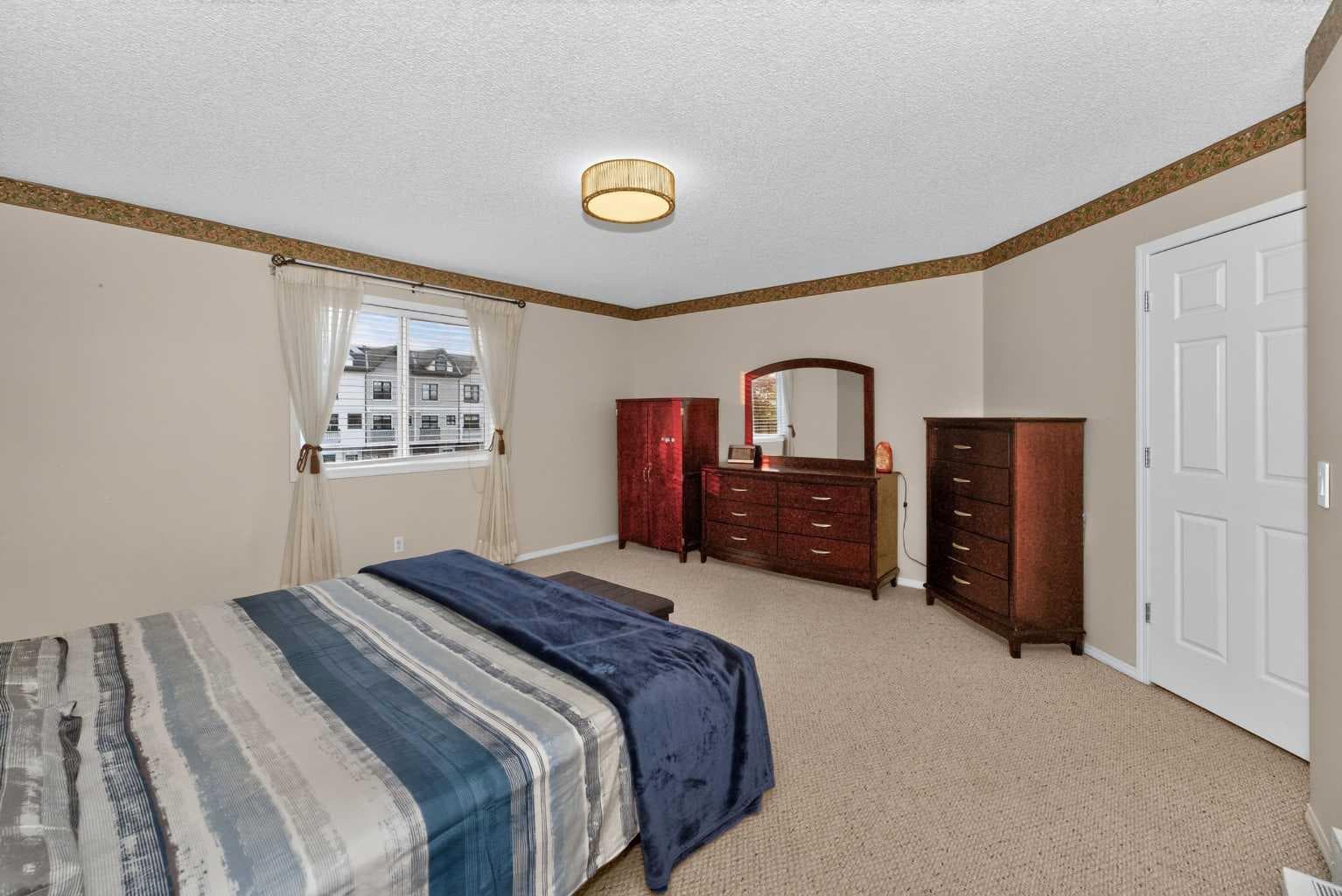 137 Douglas Glen Manor SE