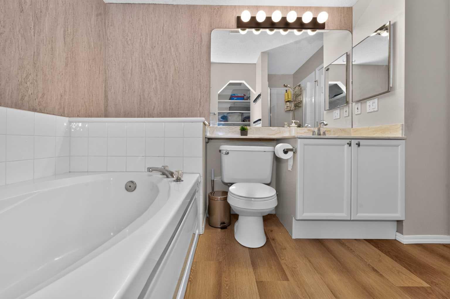 137 Douglas Glen Manor SE