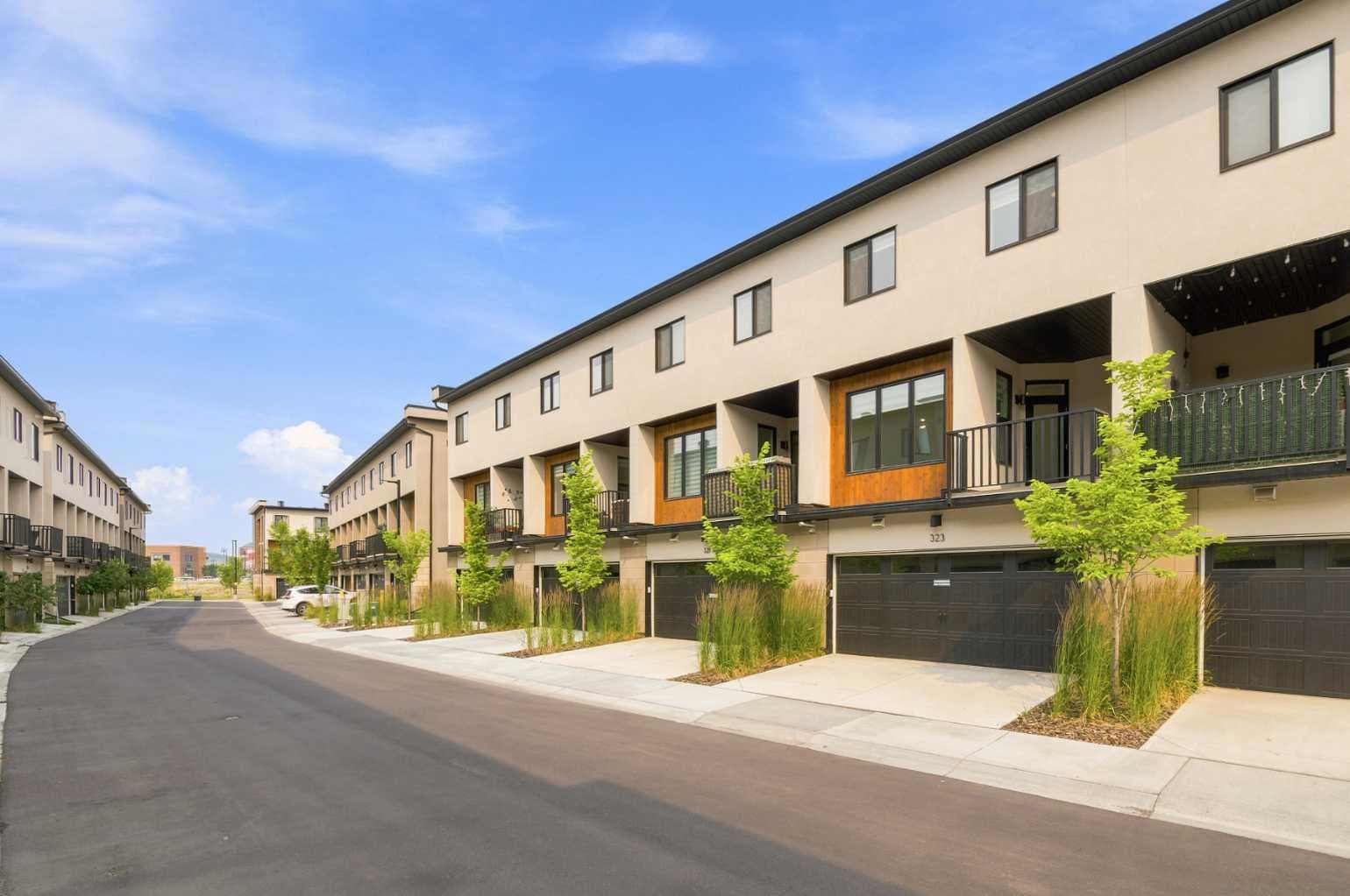 323, 81 Greenbriar Place NW