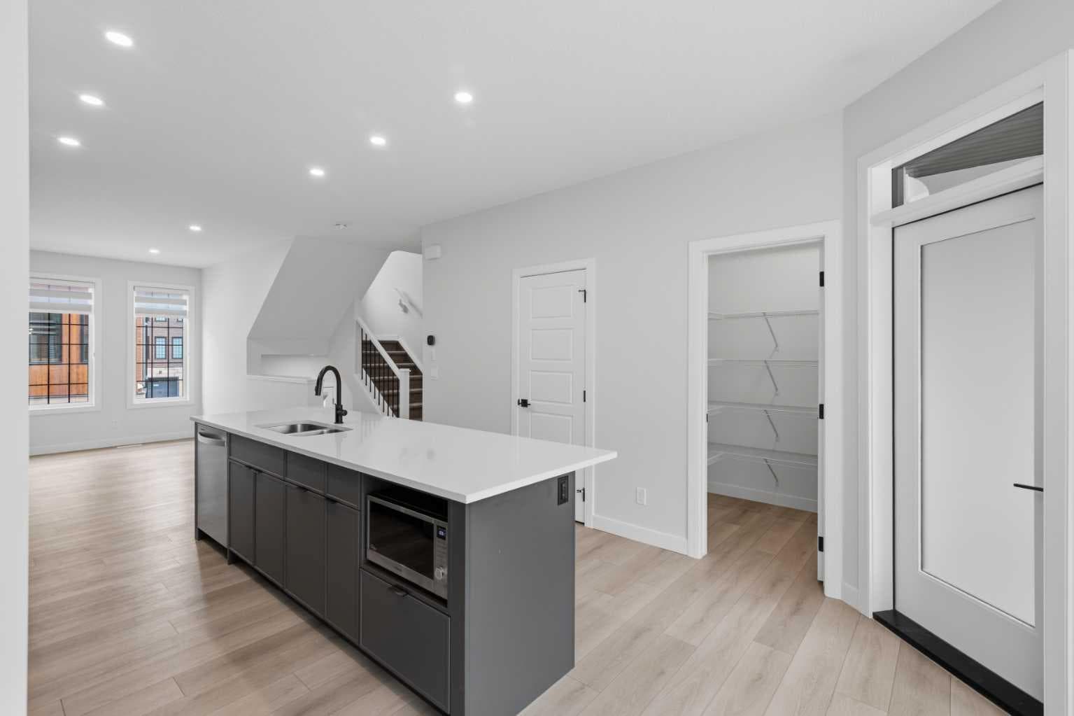 323, 81 Greenbriar Place NW