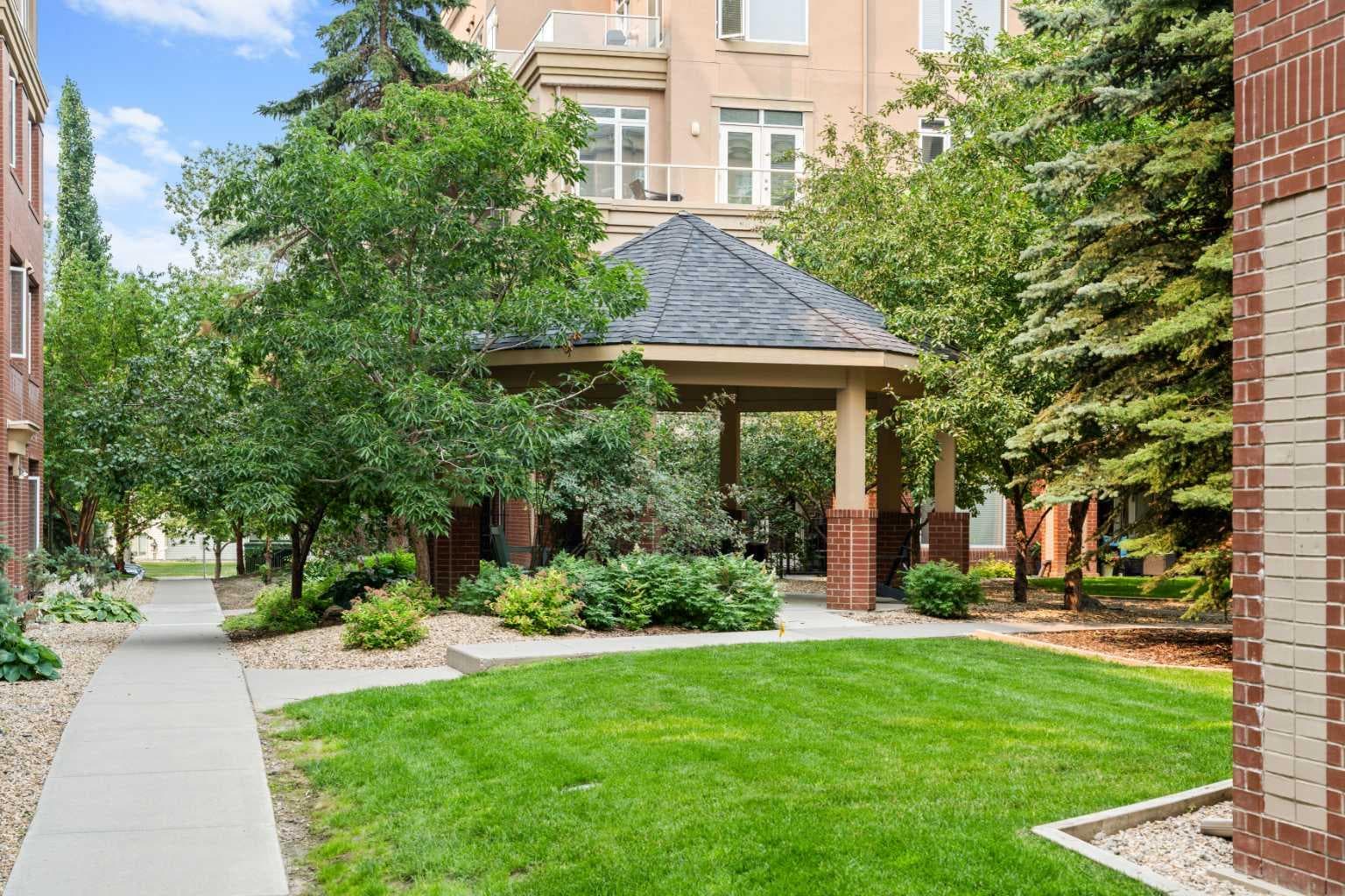 4203, 24 Hemlock Crescent SW