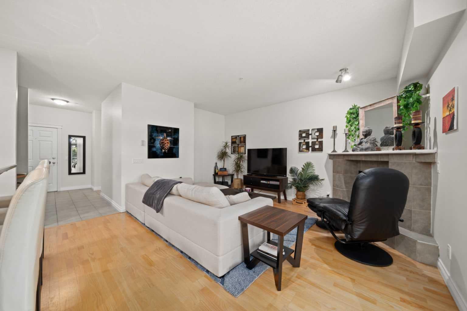 4203, 24 Hemlock Crescent SW