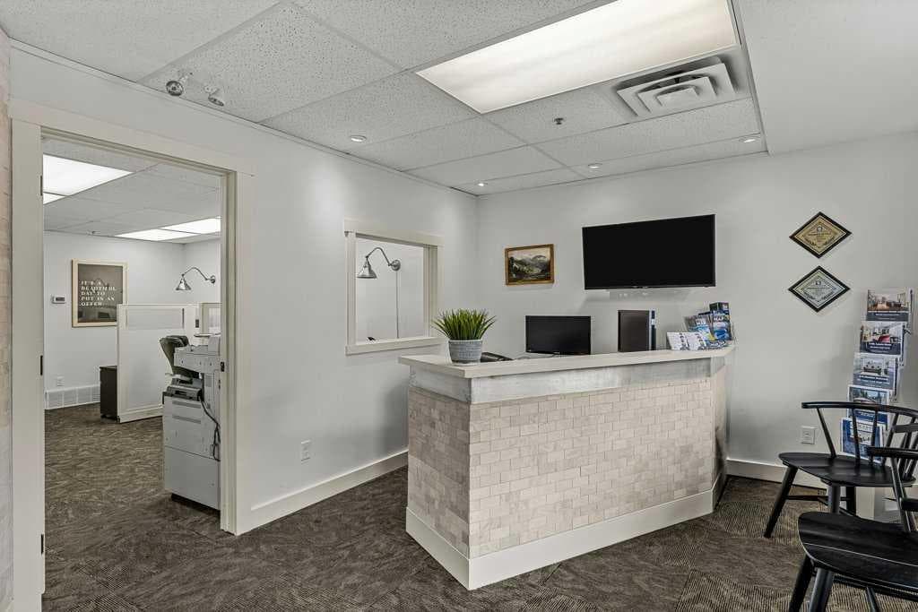 104, 512 Bow Valley Trail 