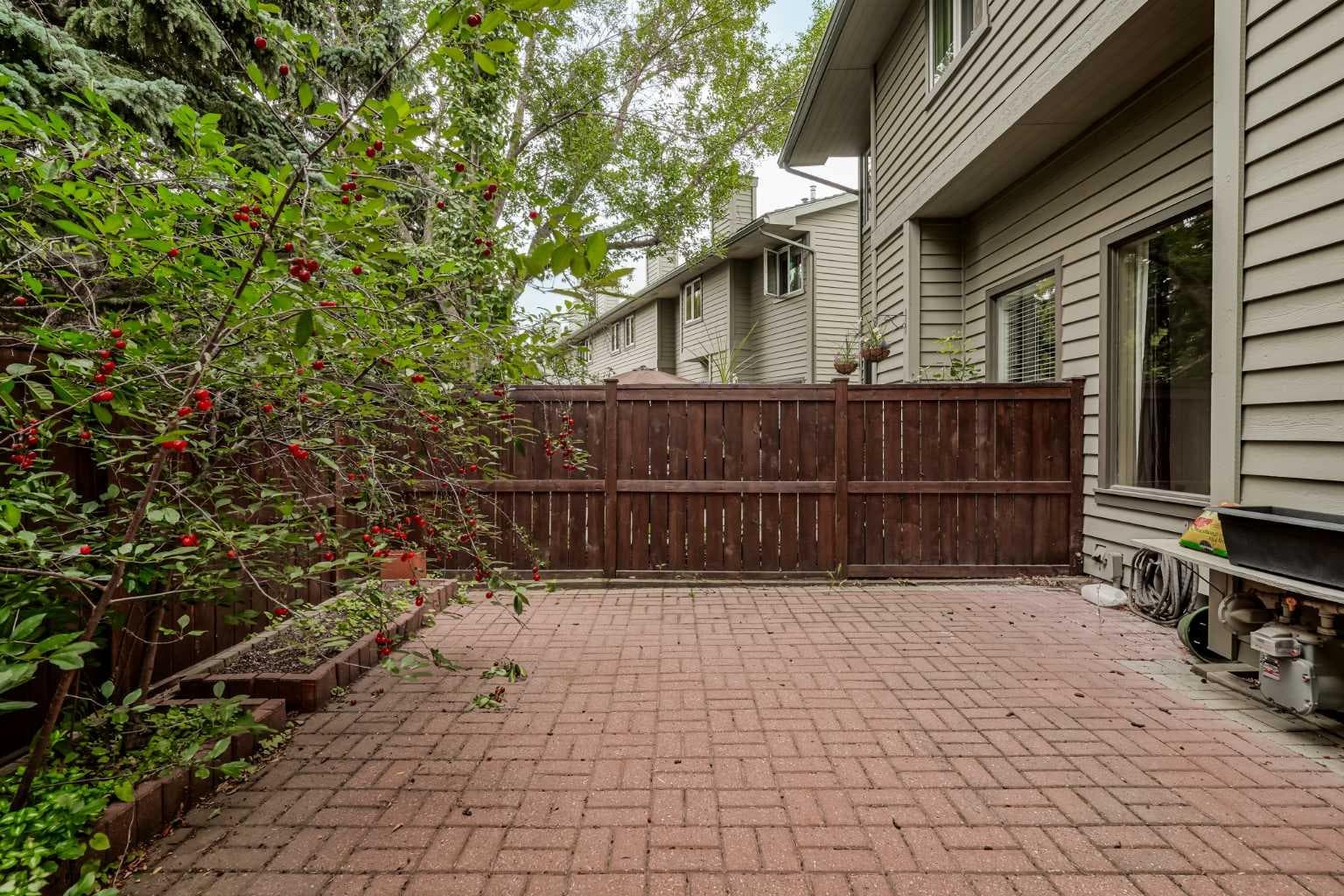 571 Point Mckay Grove NW