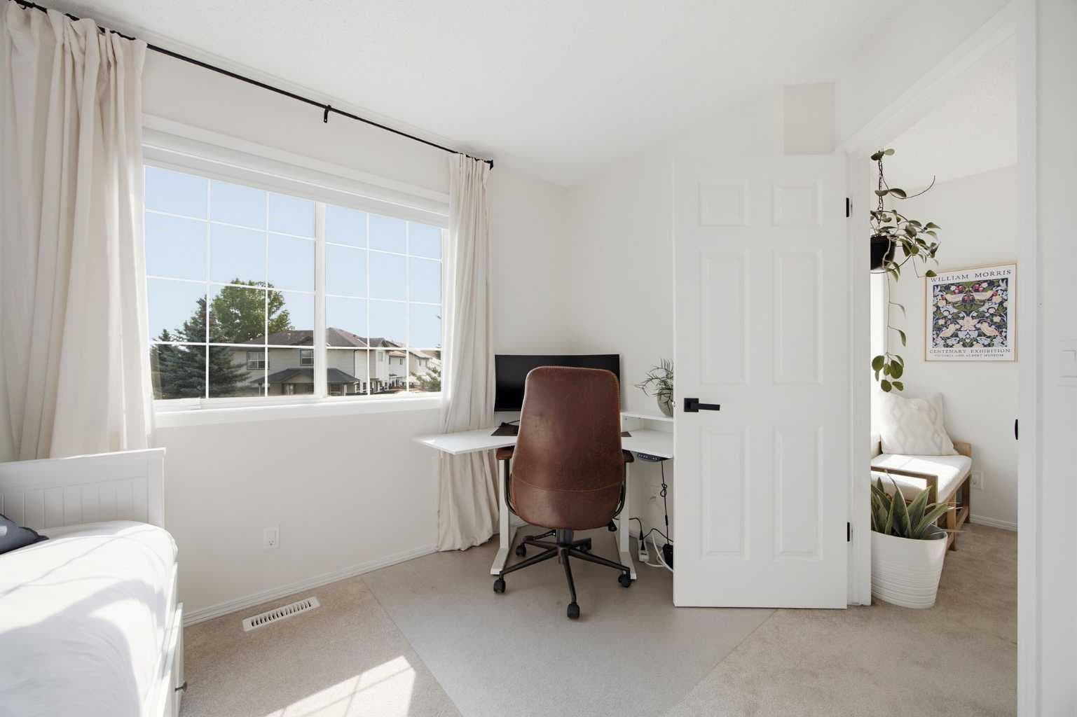 100 Bow Ridge Crescent 