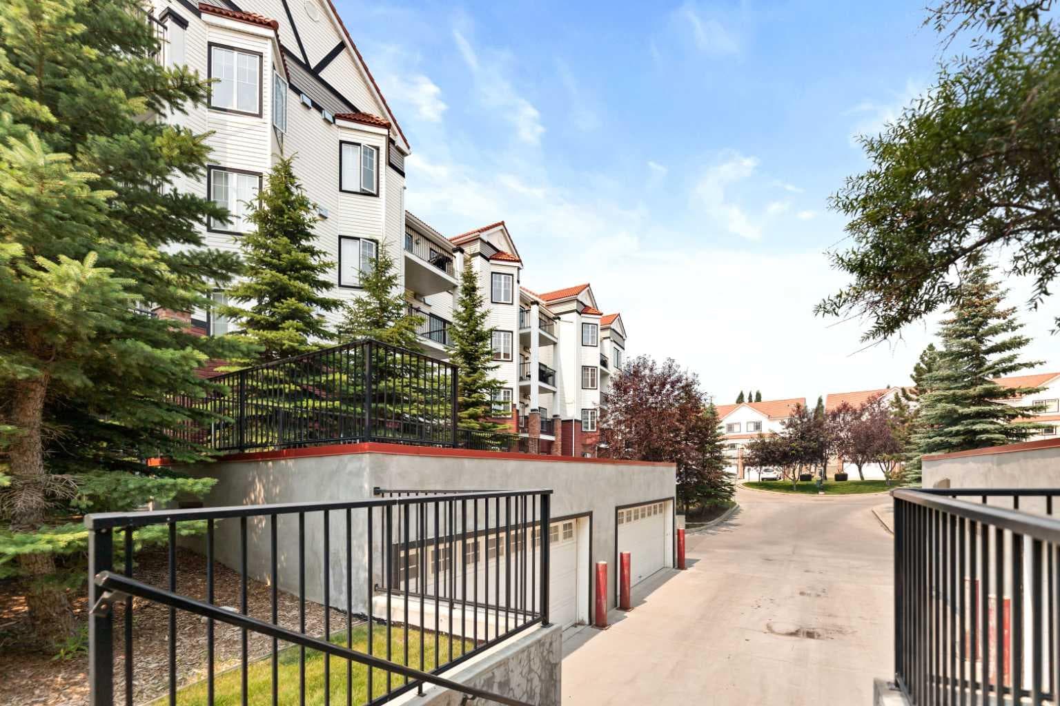 205, 20 Royal Oak Plaza NW