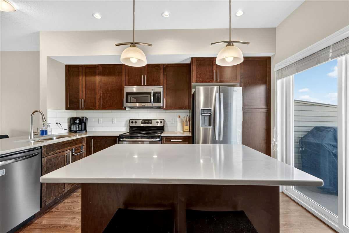 2003, 280 Williamstown Close NW
