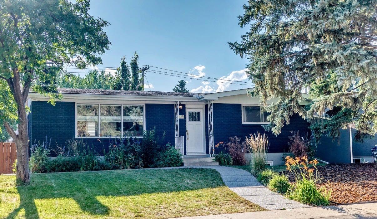 411 Woodland Crescent SE