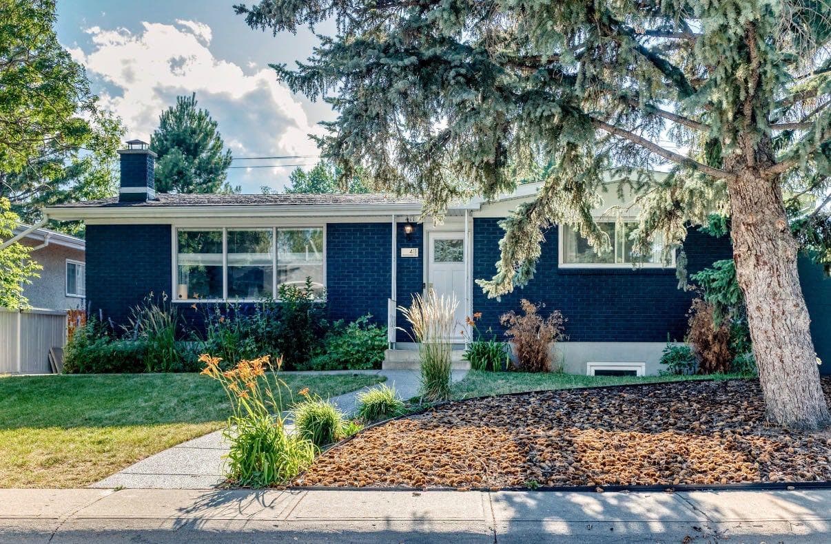 411 Woodland Crescent SE