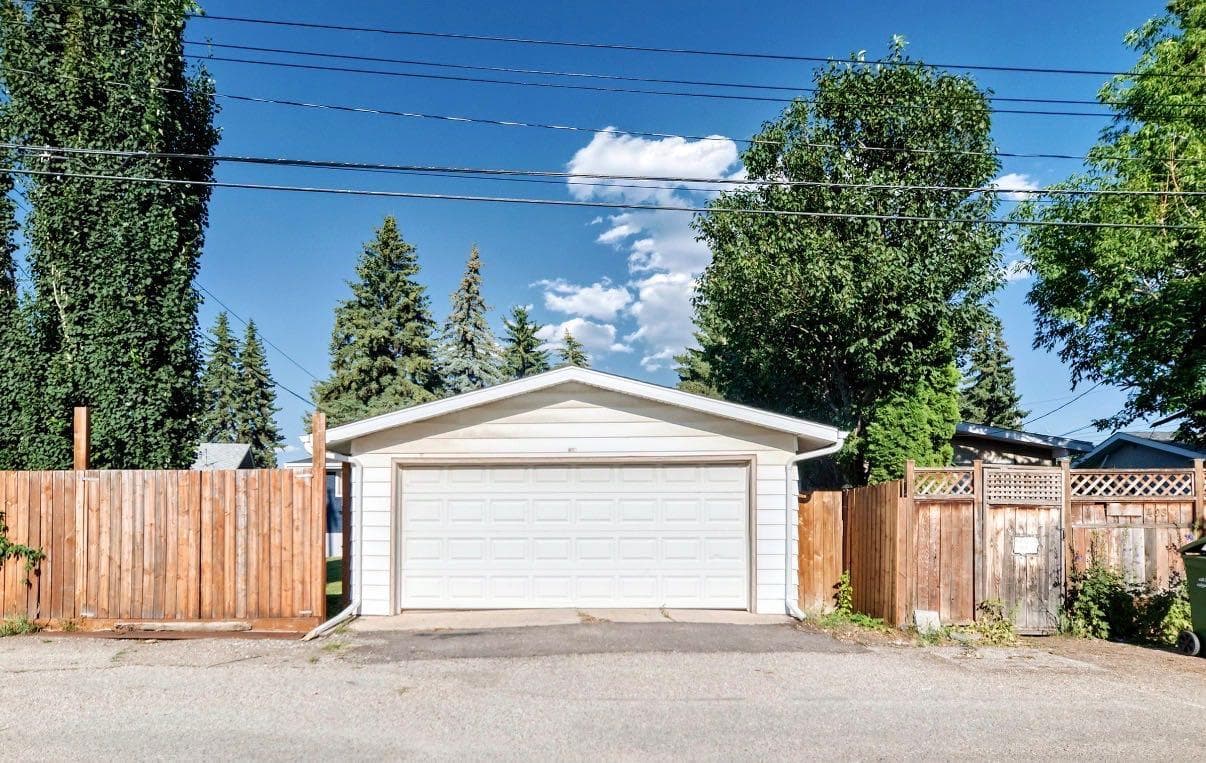 411 Woodland Crescent SE